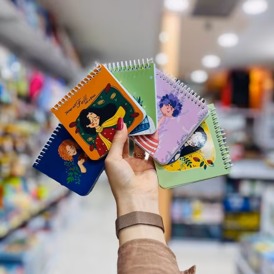 دفترچه یادداشت حاشیه دار فانتزی از برند یاس آکام در بیش از 4 طرح مختلف 