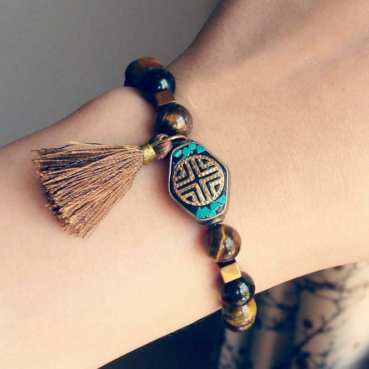 دستبند بسیار زیبای سنگ چشم ببر با مهره تبتی