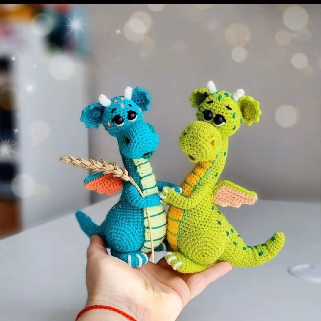 عروسک بافتنی اژدها بافت با کاموای ایرانی و  با رنگبندی دلخواه شما  حدودا   15     سانت 