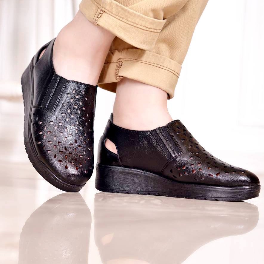 تابستونی
پاخوری شیک 
رویه چرم صنعتی 
زیره  پیو  نرم و سبک 3 سانت 

size37 ta 42

کد 10 قبل از ثبت حتماموجودی بگیرید 