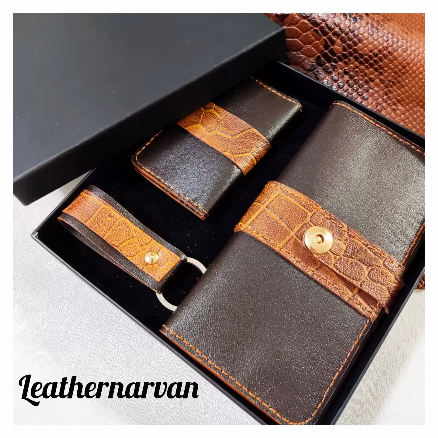 ست  هدیه ی چرم طبیعی(کیف پول.جاعینکی.جاکلیدی)