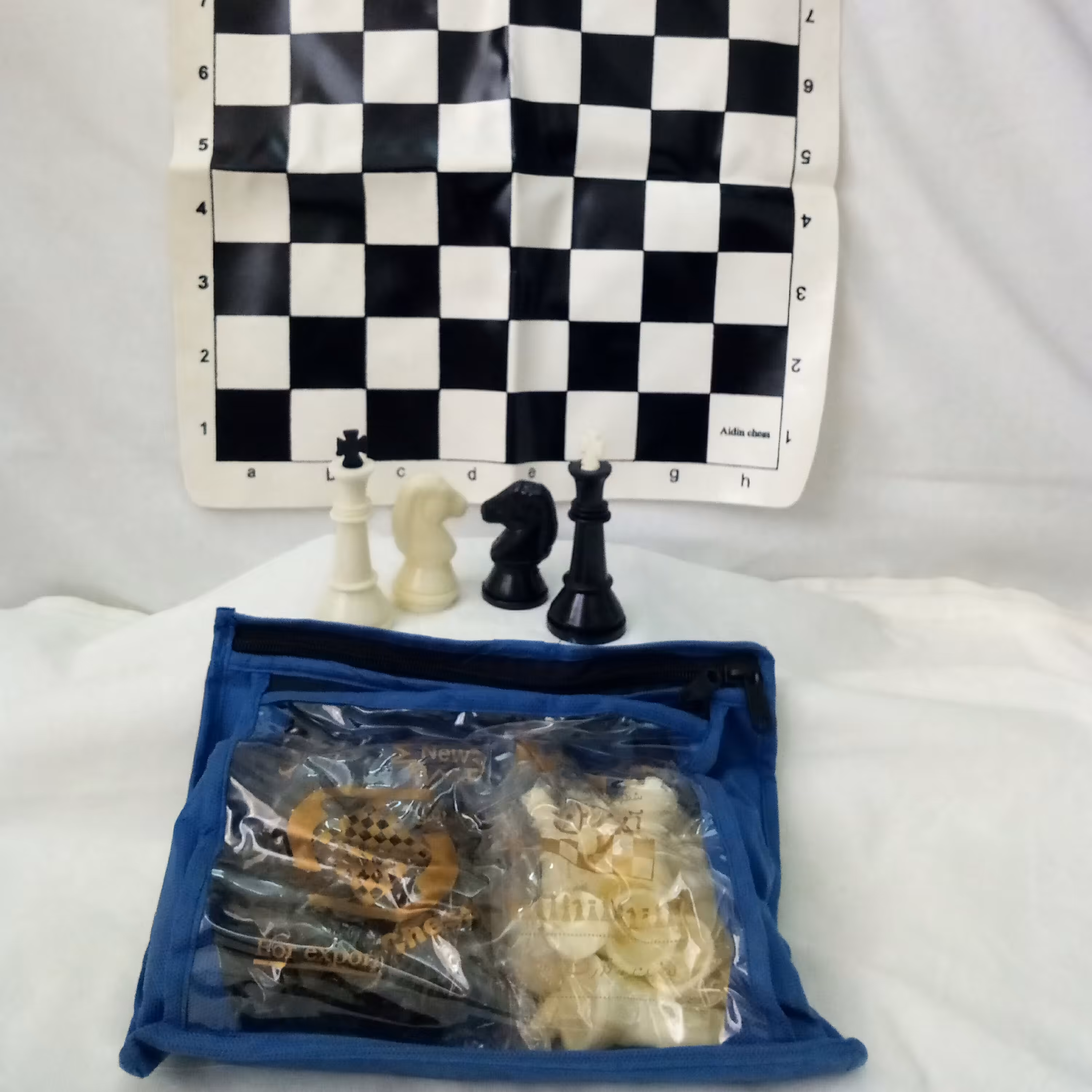 شطرنج  کیفی ،که کیف آن دارای دو قسمت جداگانه برای مهره ها وصفحه شطرنج است که کاملا درخود جای داده است 