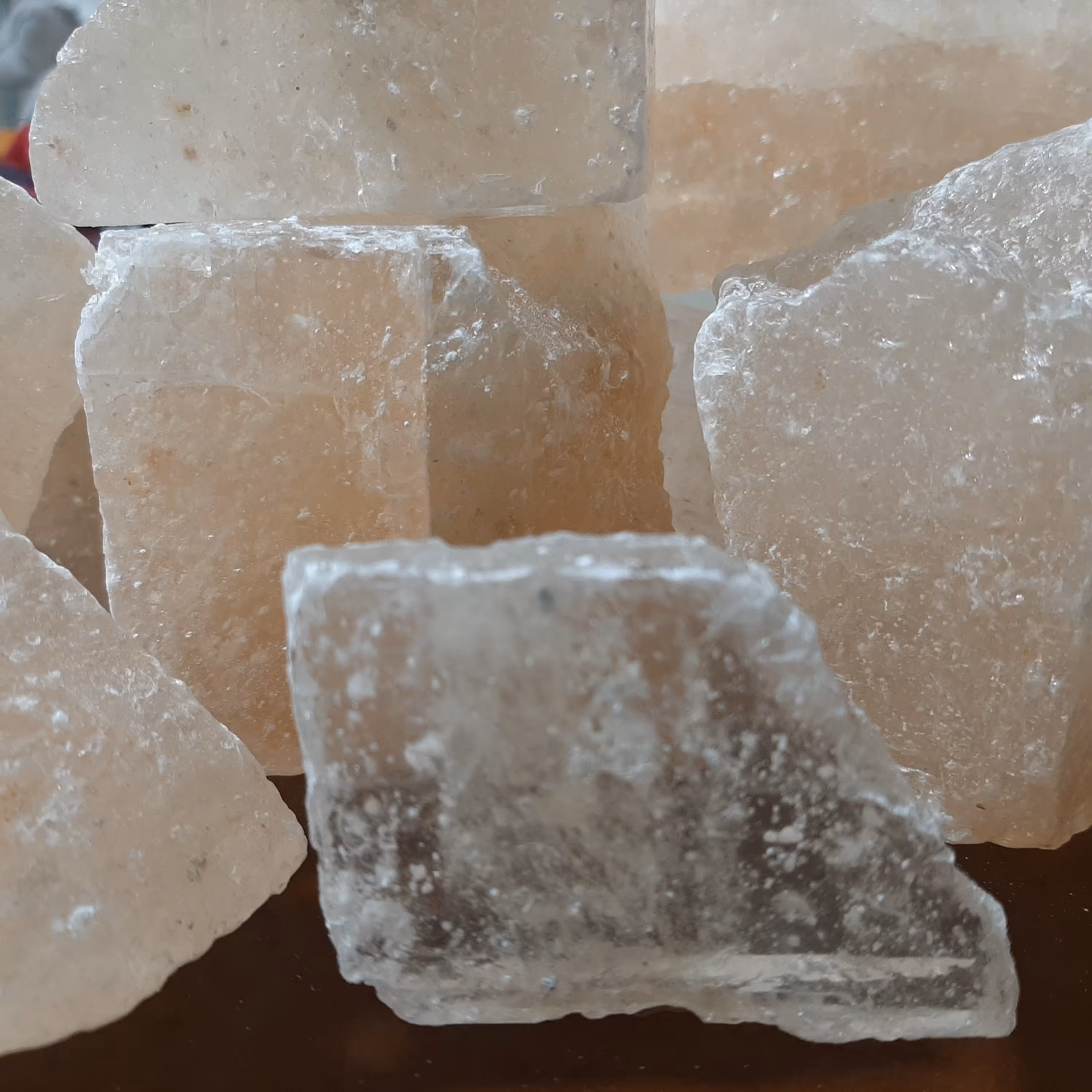 نمک کریستال صورتی یک کیلویی معادن گرمسار غرفه بِهنمک