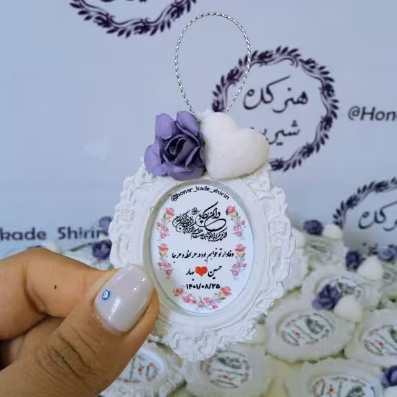 گیفت وانیکاد با گل کاغذی و قند قلبی