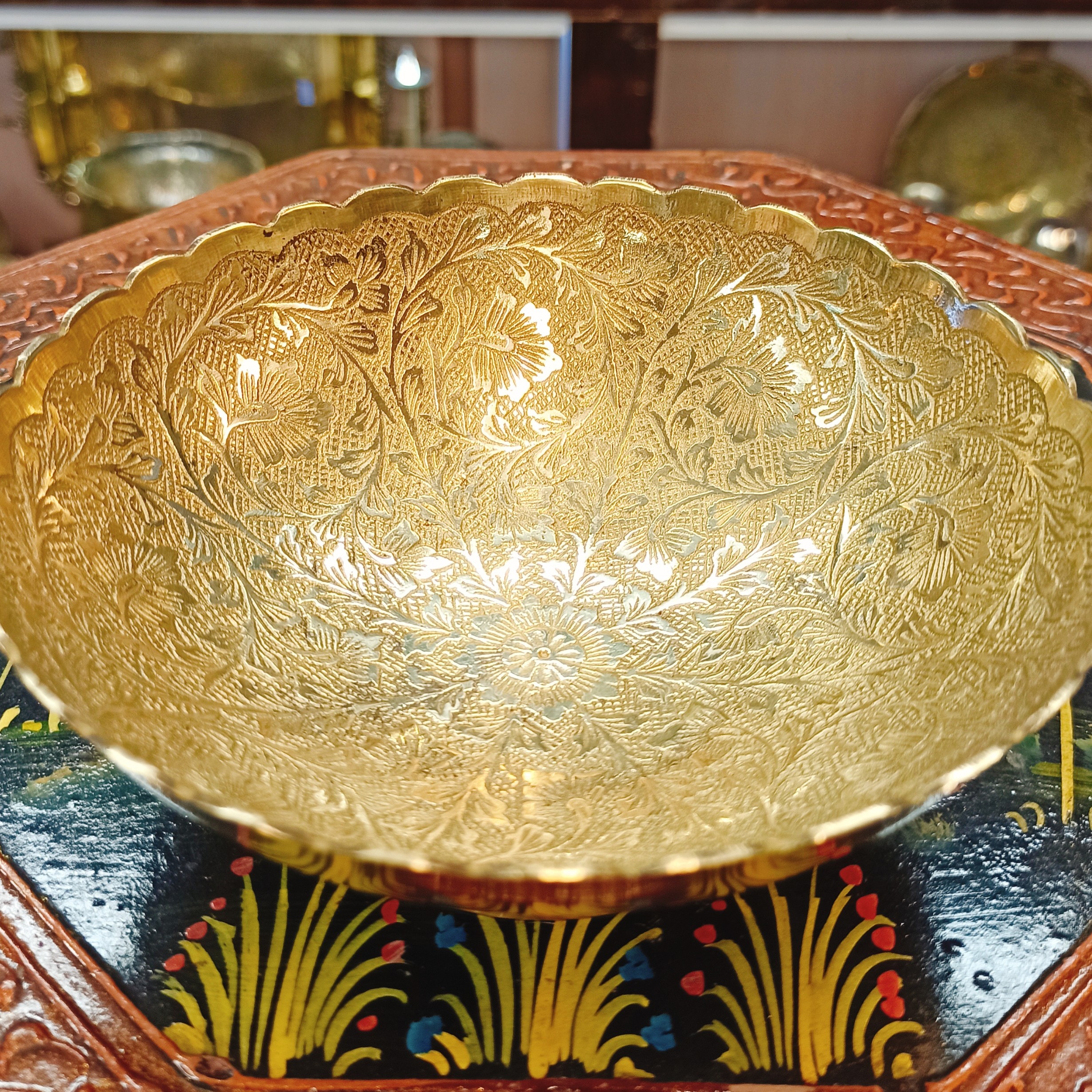 ظرف شکلات خوری برنجی قلم زنی کار دست هندوستان بسیار ریز قلم و خوش نقش مناسب برای میزهای جلو مبلی وعسلی ودیزاین بوفه