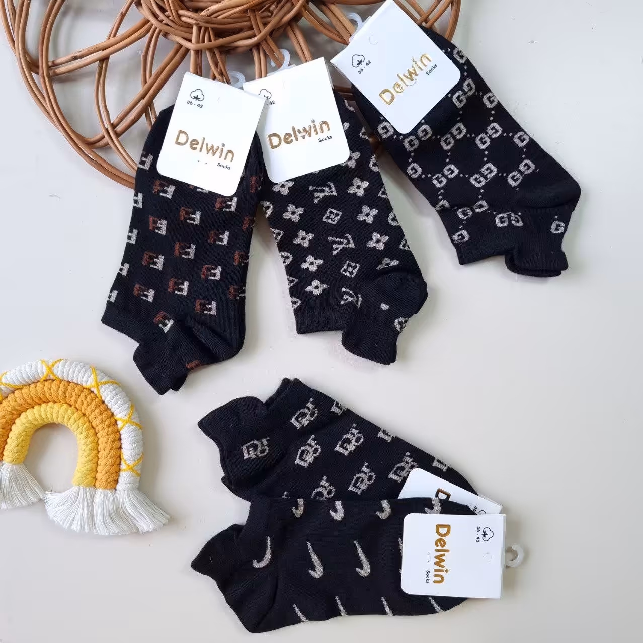 جوراب  برند  مشکی اسپرت مناسب 9 سال تا بزرگسال جنس عالی 