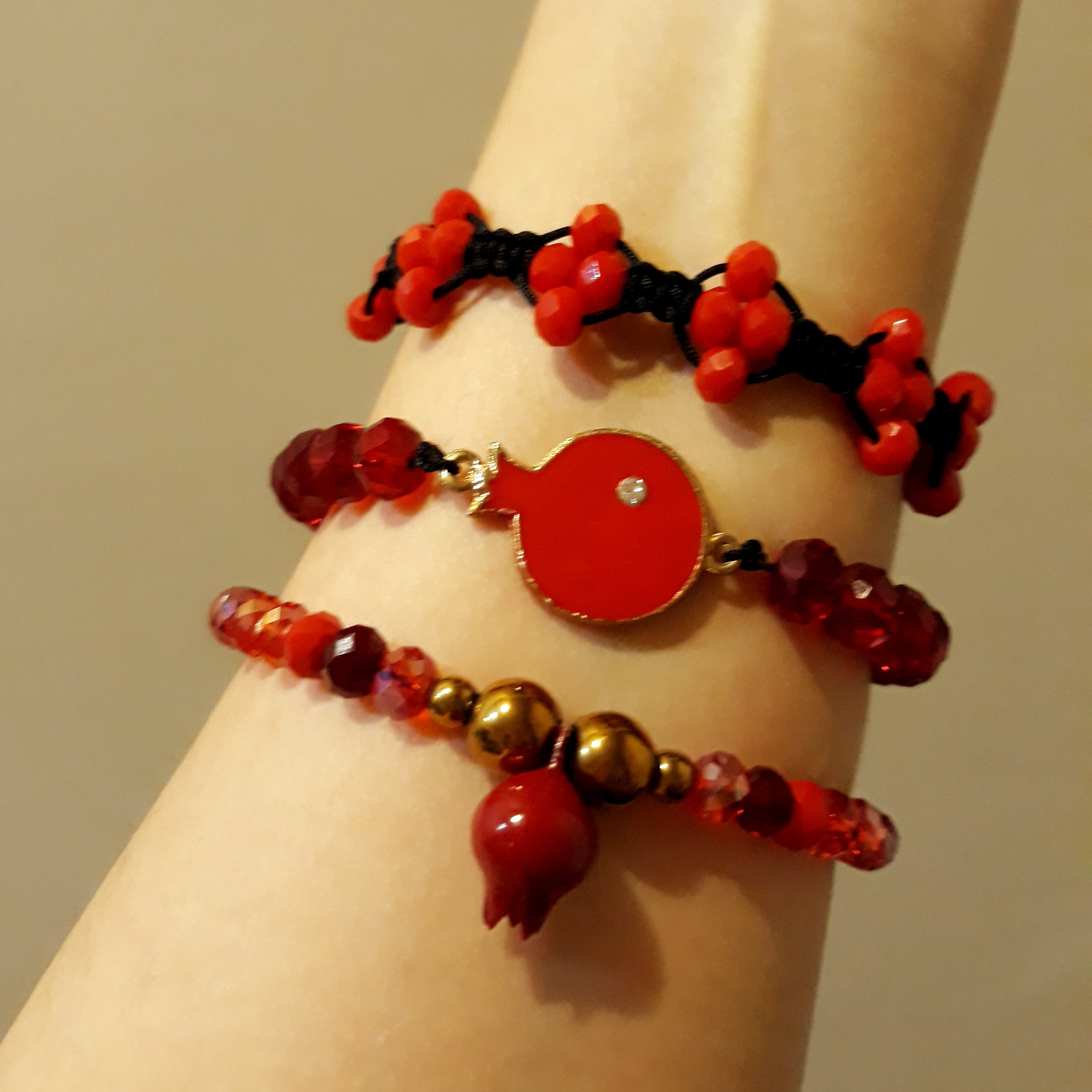 پک دستبند قرمز