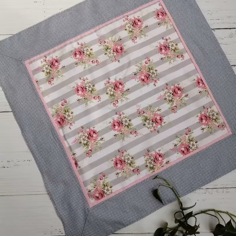 رومیزی و سفره خرید نان. که هم بعنوان رومیزی استفاده میشه هم بعنوان بقچه خرید نان 