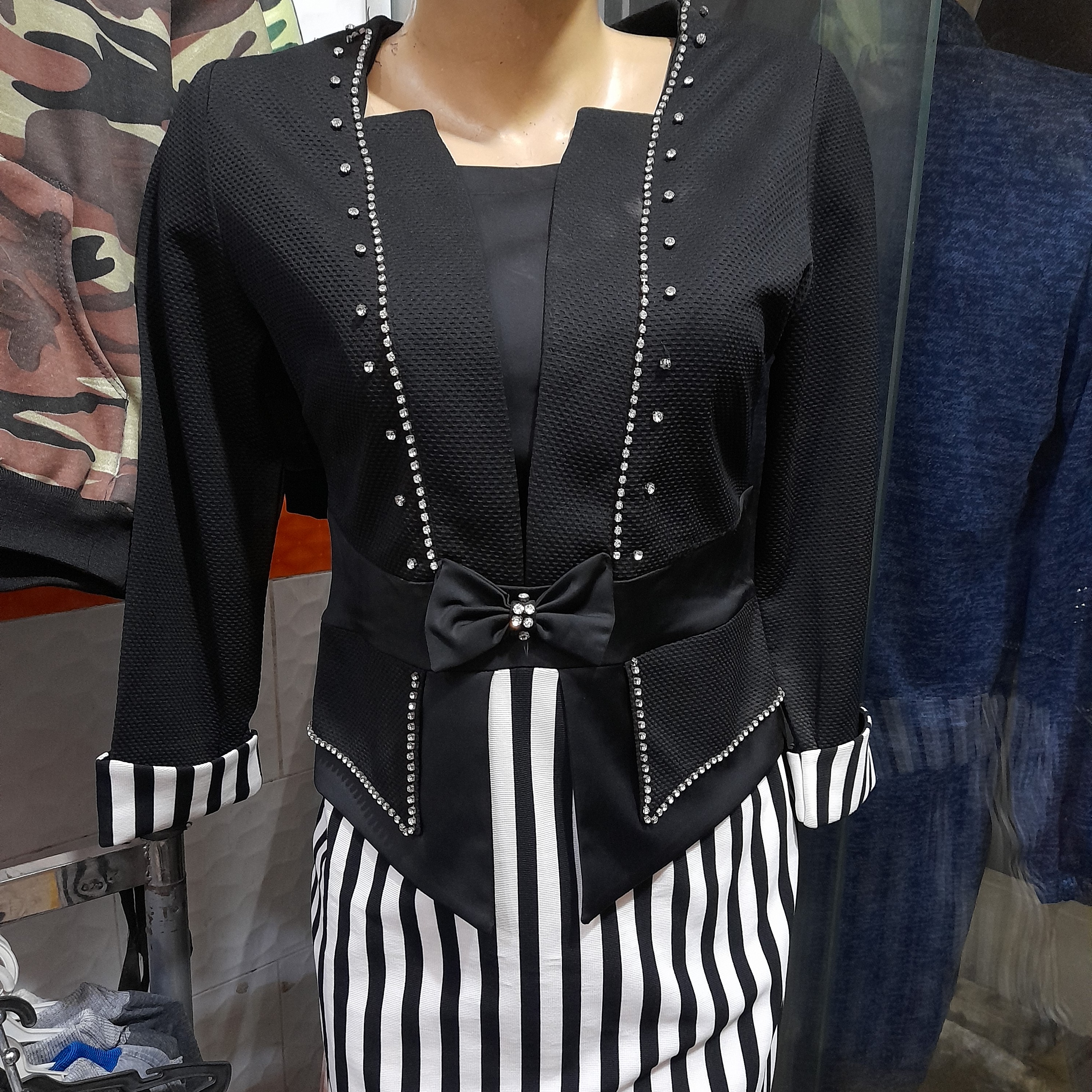لباس مجلسی جنس کرپ اسکاجی مشکی در سه سایز 40 44 46 تنخور شیک و زیبا