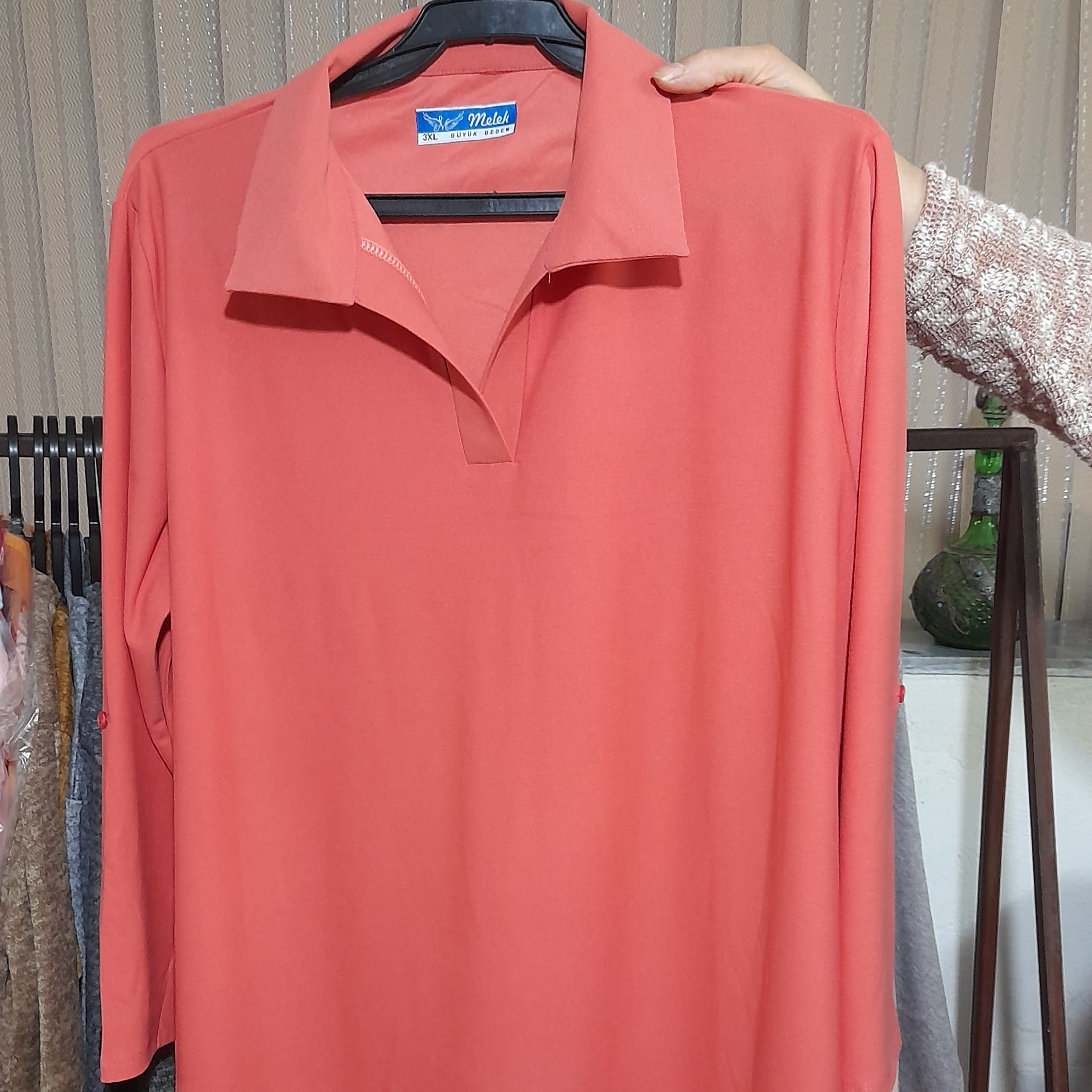 شومیز زنانه در دو رنگ جنس جودون اصلا تن نما نیست مناسب سایز 44 تا 52