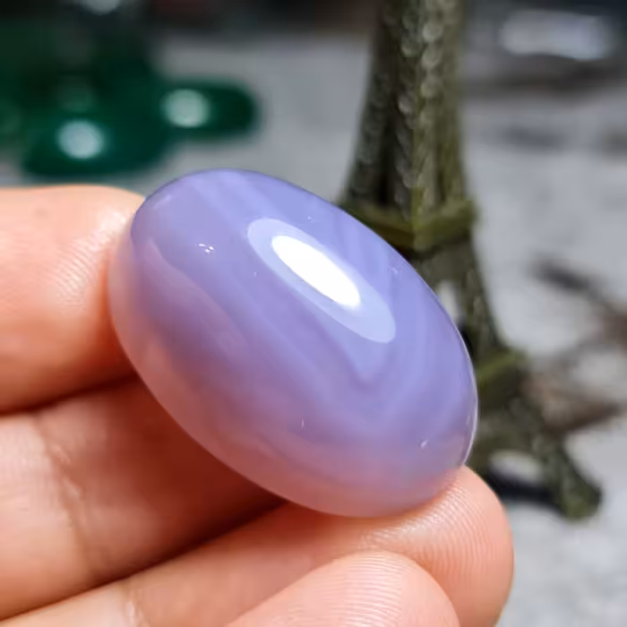 نگین درشت فوق العاده زیبای سنگ عقیق بسیار خاص اصل معدنی قابلیت تغییر رنگ به رنگهای کبود و بنفش در دماهای گرم و سرد 