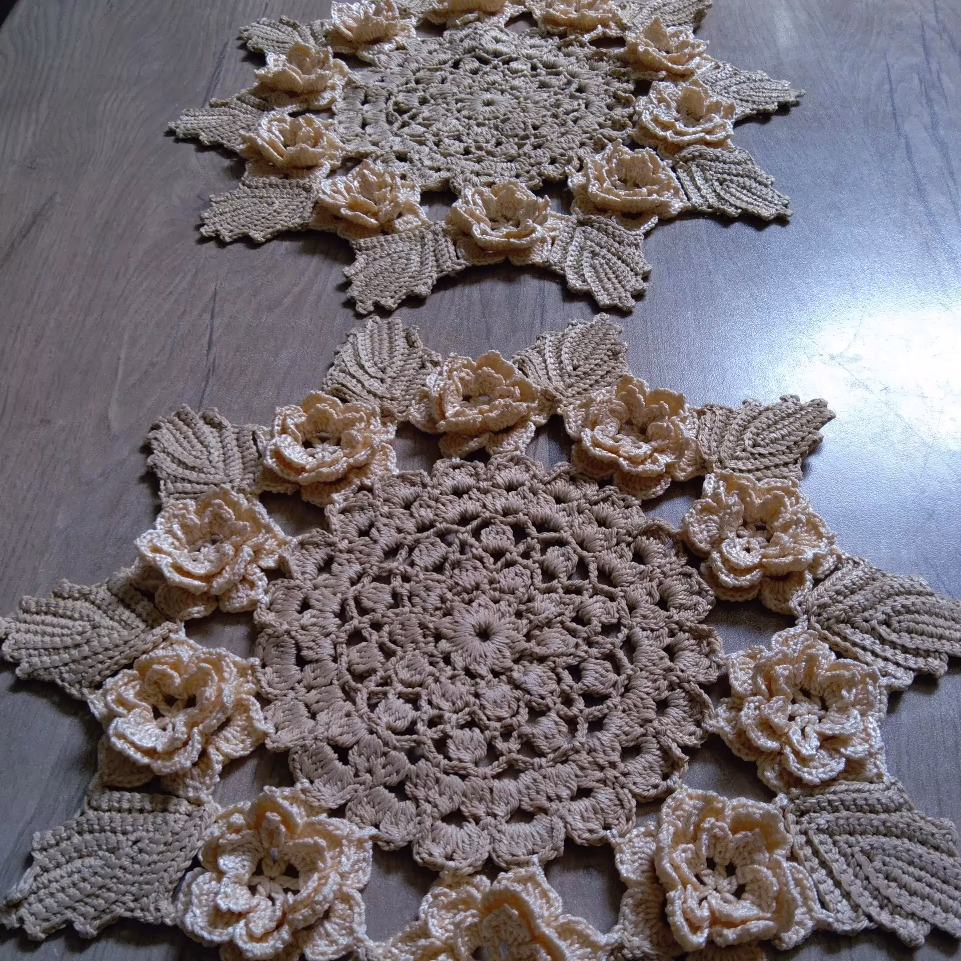 رومیزی قلاببافی میز عسلی به رنگ کرم و نخودی قطر 25 سانت حراج شد