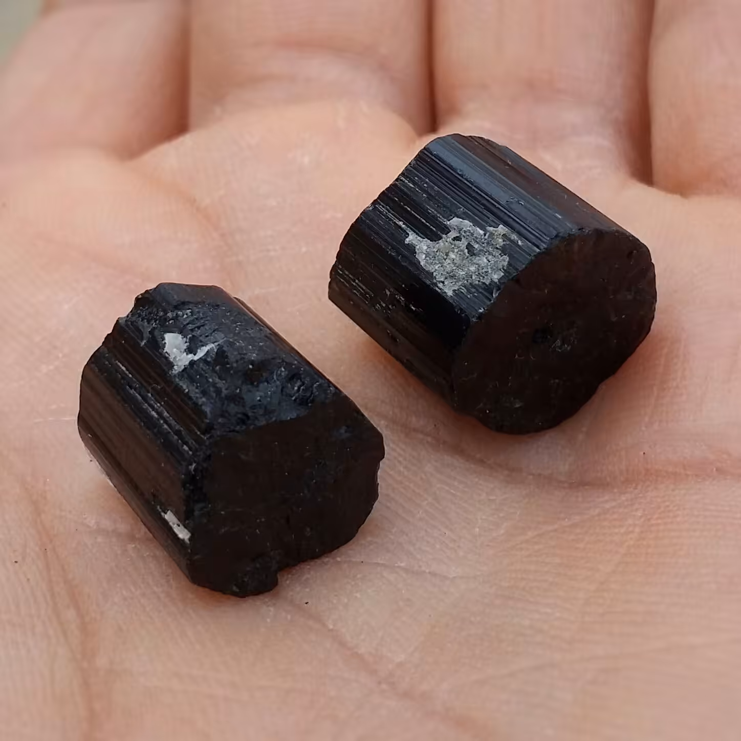 سنگ راف تورمالین شرول وارداتی پک دو عددی ارزشمند شاهکار خلقت 100درصد طبیعی مناسب جهت کلکسیون و ساخت نگین کد 9508