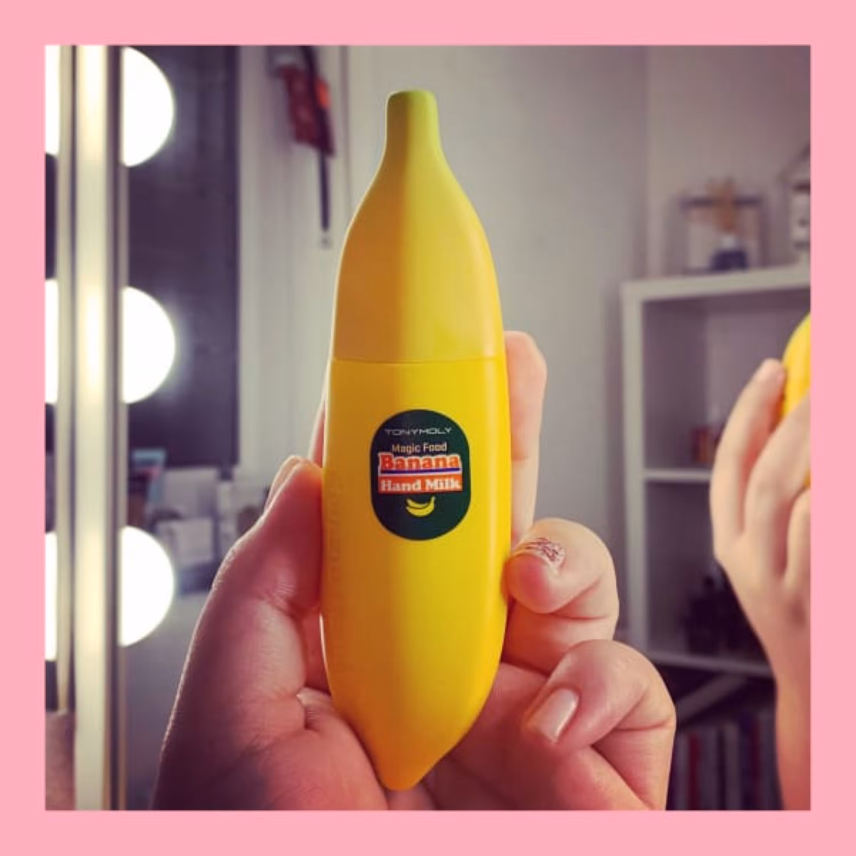 کرم مرطوب کننده و آبرسان دست موز تغذیه کننده پوست