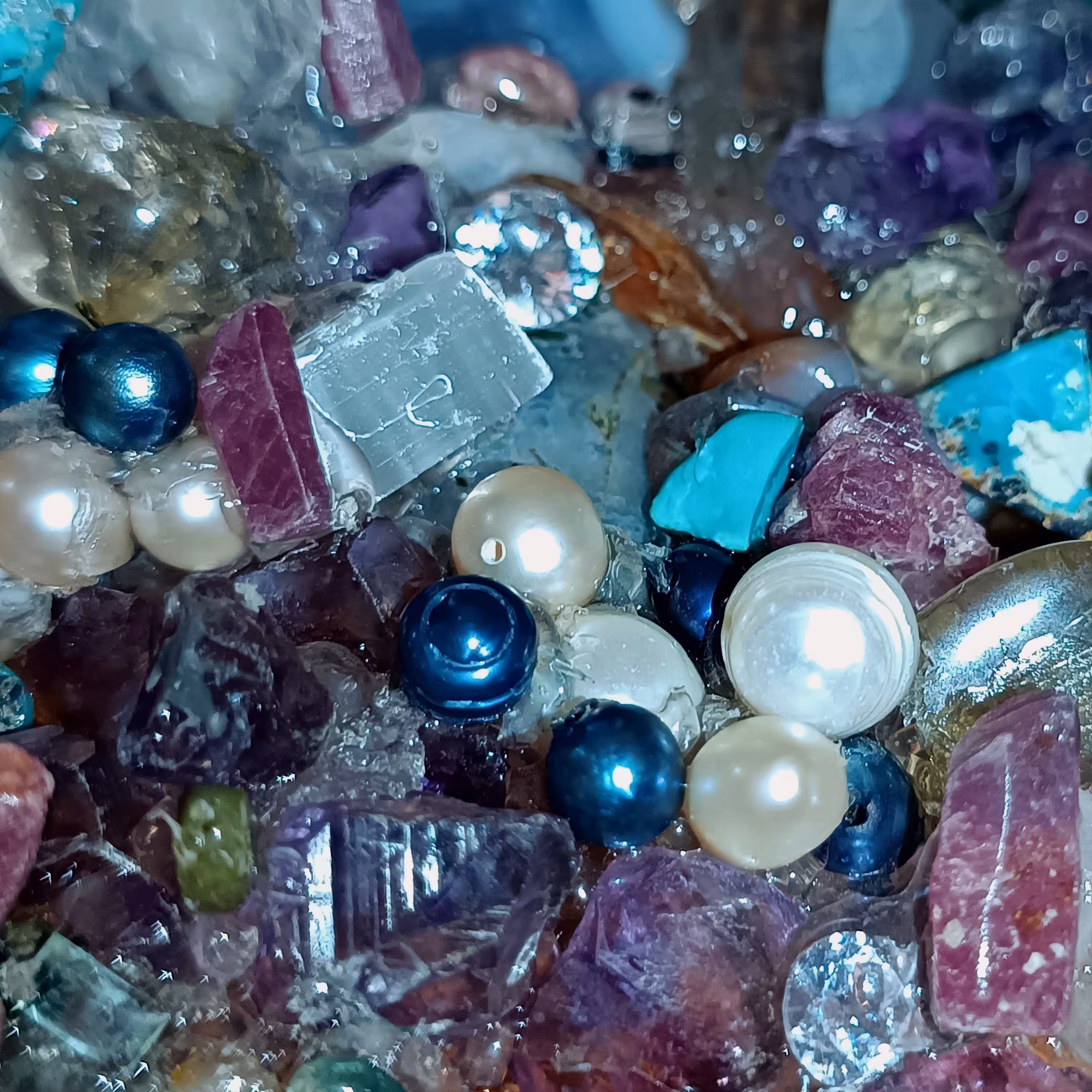 صندوقچه زمرددار بدون بهسازی درشت آفریقا و مرصع به جواهرات طبیعی زیبا و کمیاب بجز نگینهای طرح الماس که جهت تزیین هستند