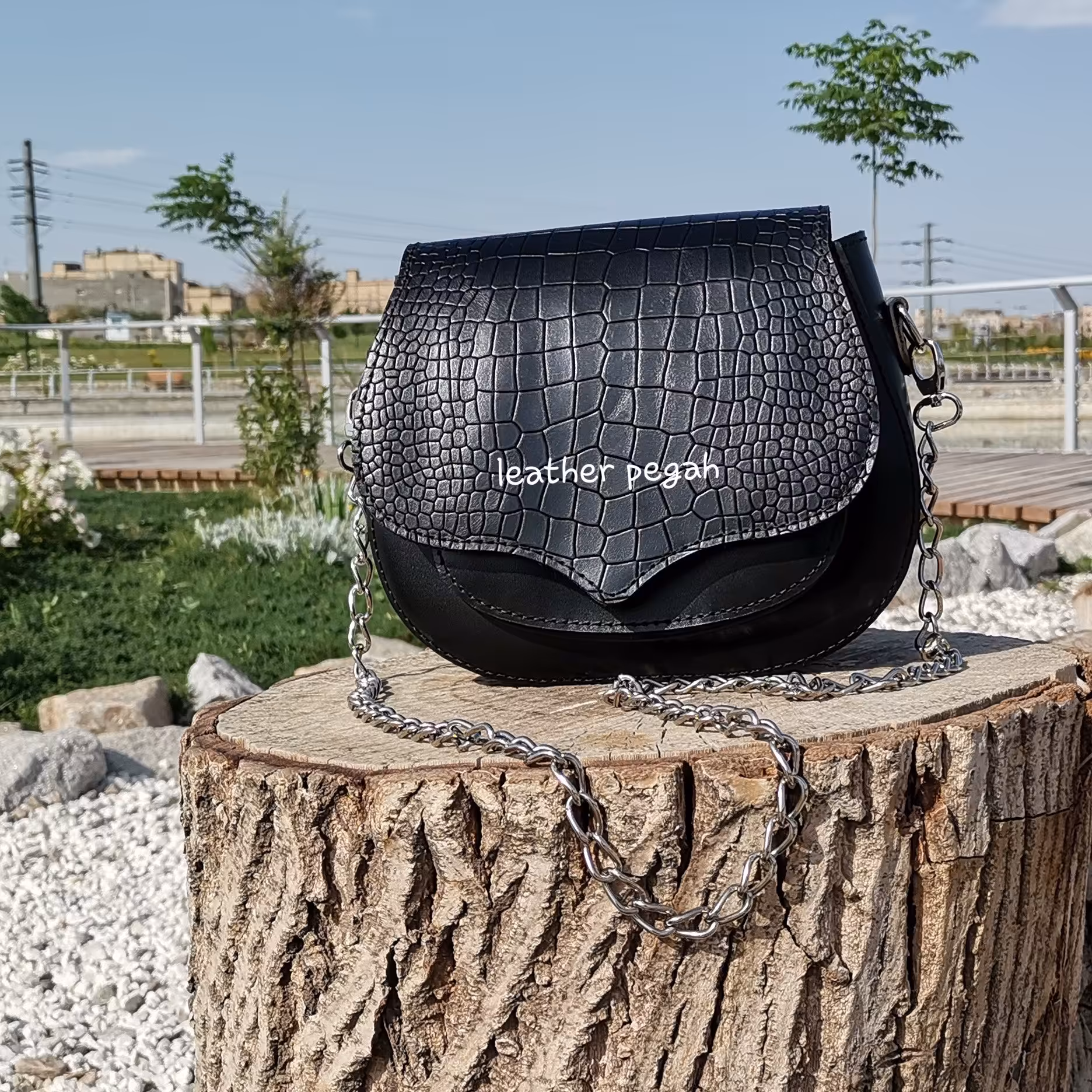 کیف دوشی چرم طبیعی گاو  با بند زنجیری