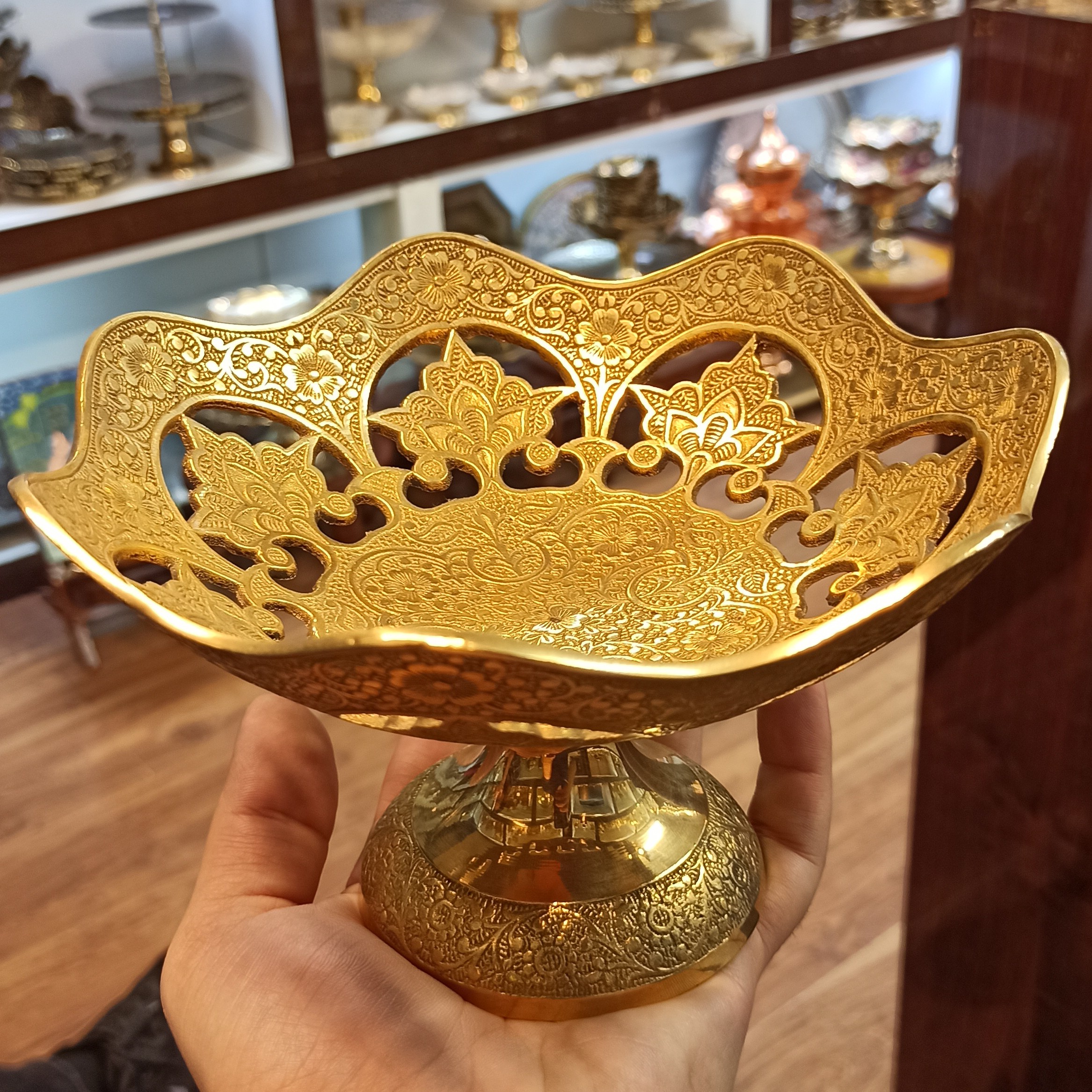 شکلات خوری مشبک برنجی پایه دار و دو رو کارشده طرح لوکاتوس بسیار خوش نقش و زیبا
ساخته شده از برنج خالص هندوستان