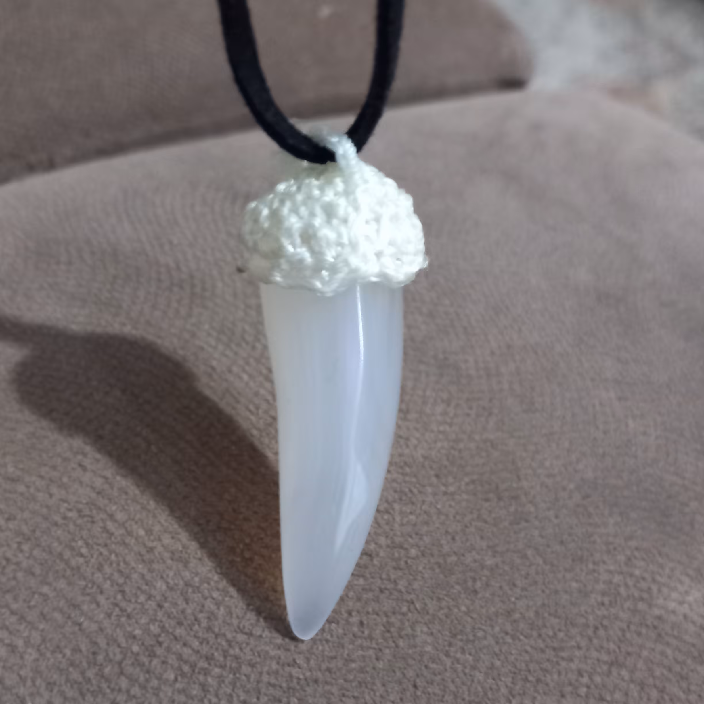 گردنبند عقیق سفید همراه با بافت قلاب   و بند چرمی  اسپرت کد 21