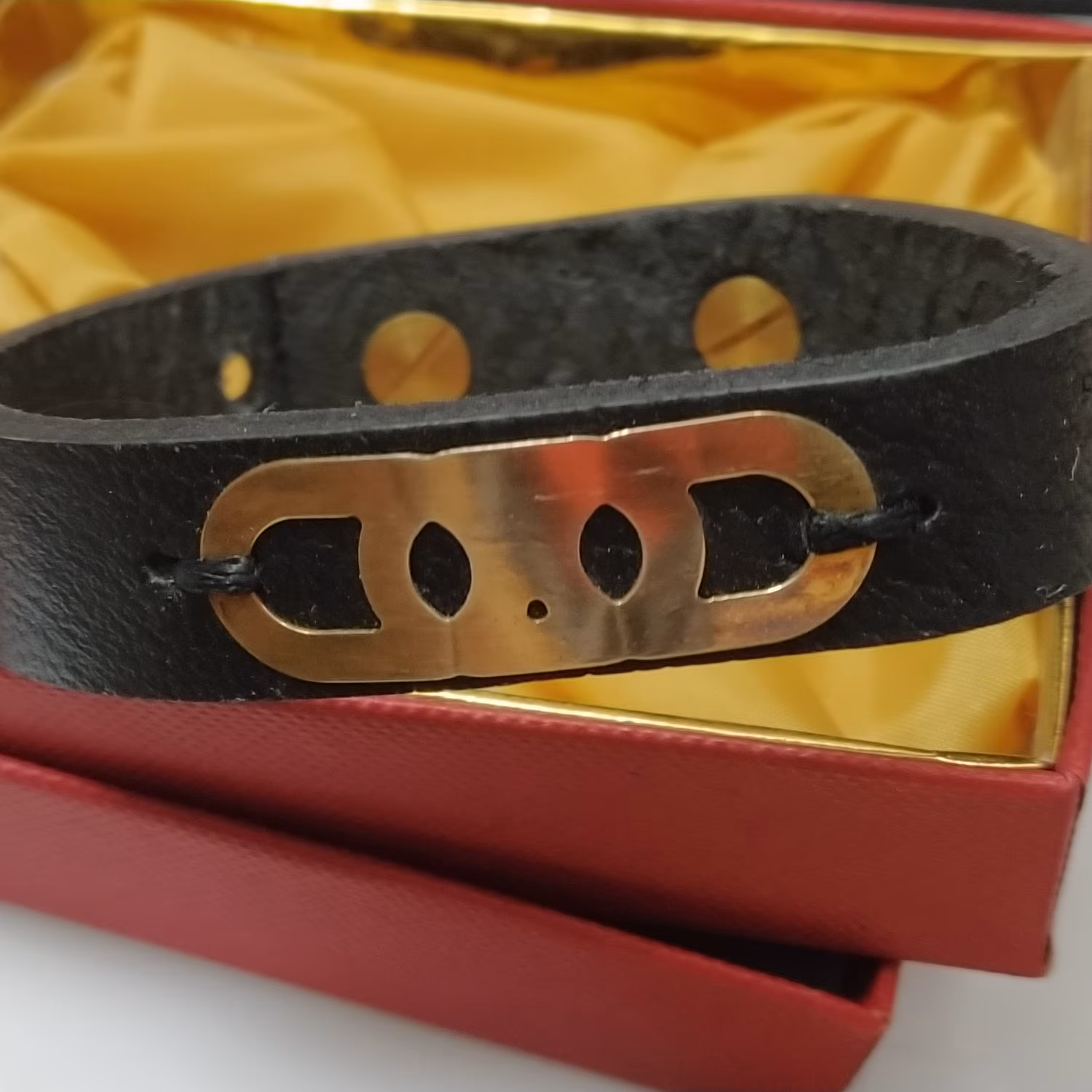 دستبند چرم و نقره، طرح دی