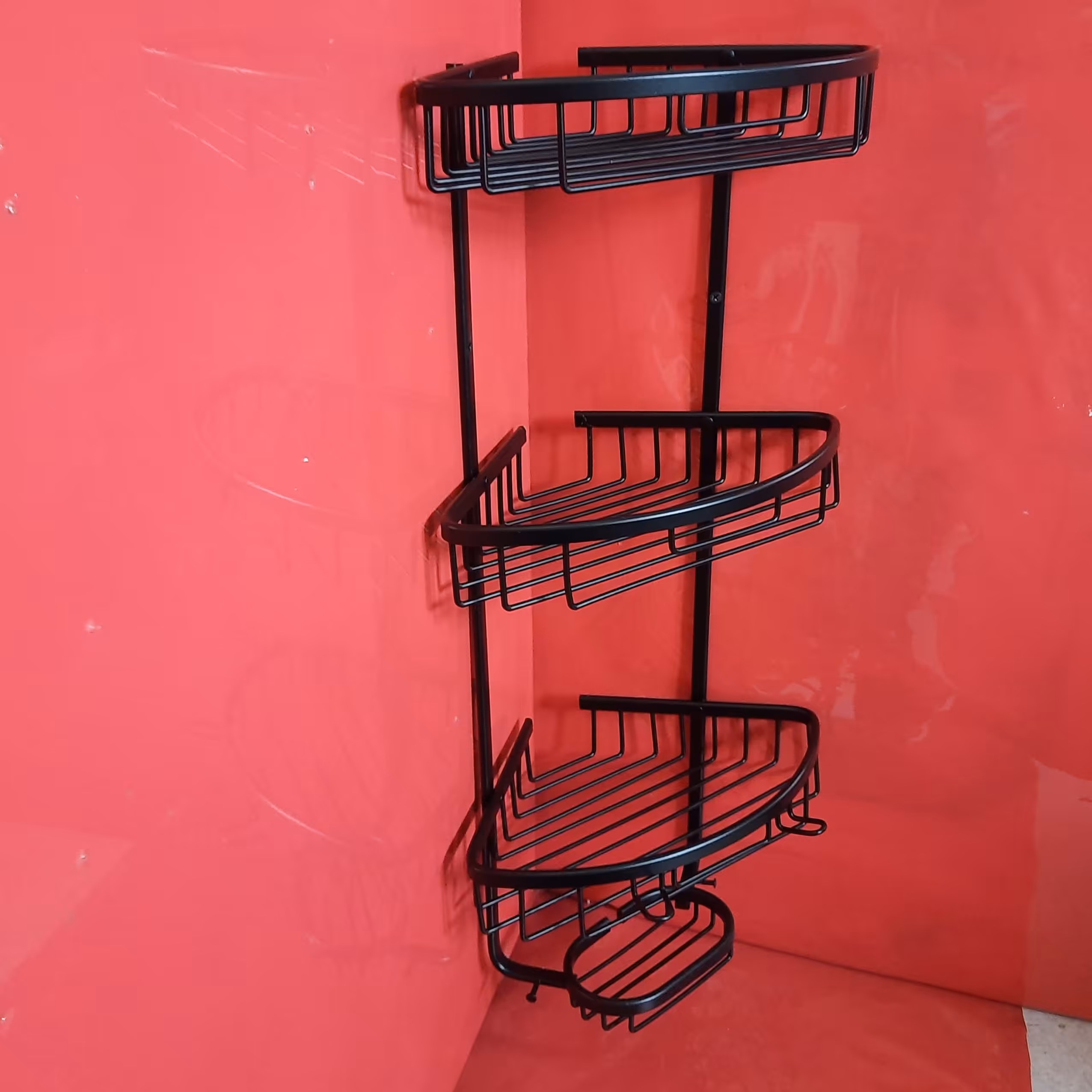 قفسه حمام مدل کنج سه طبقه کف سیمی مشکی رنگ  آلومینیومی