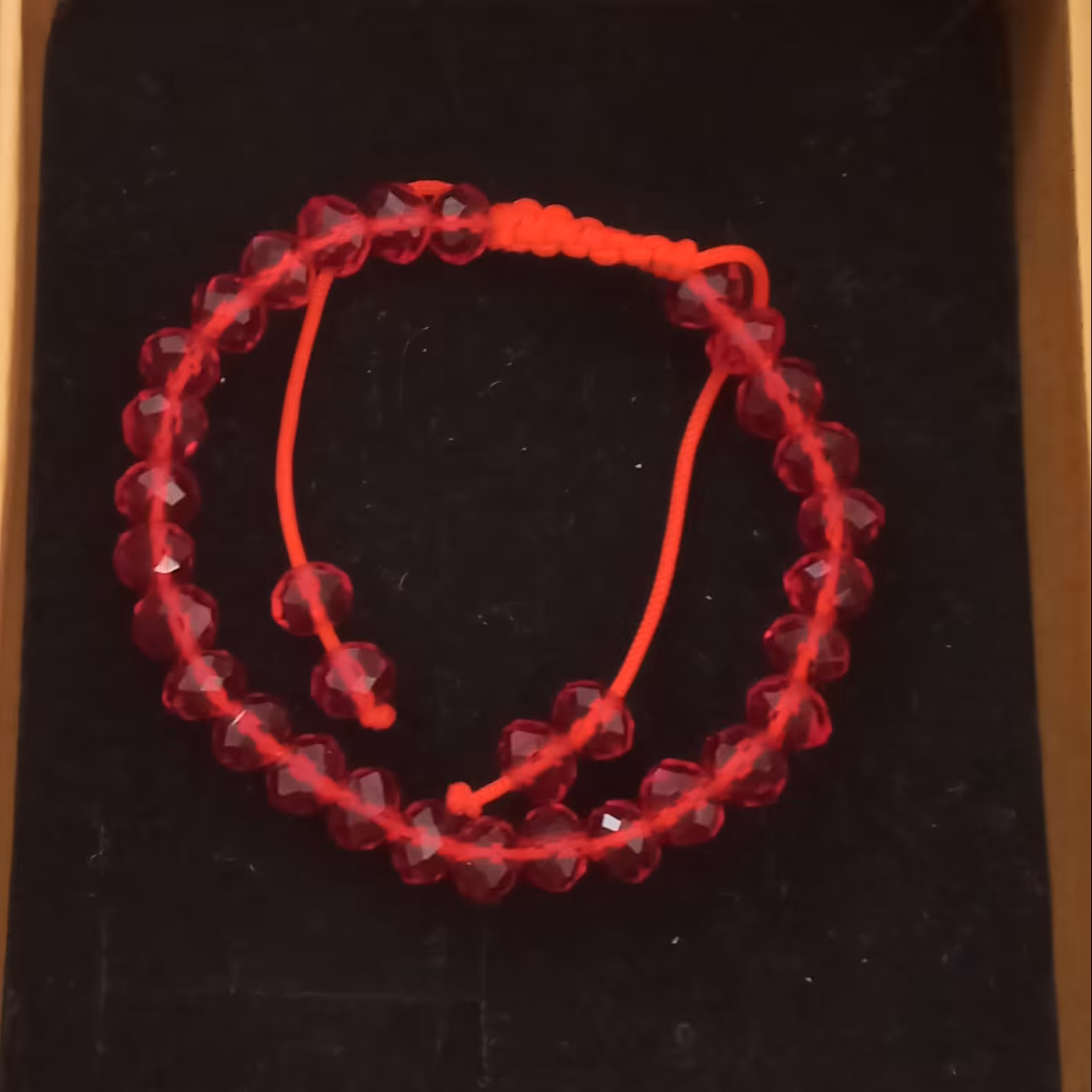 دستبند قرمز  ، بافت کشویی