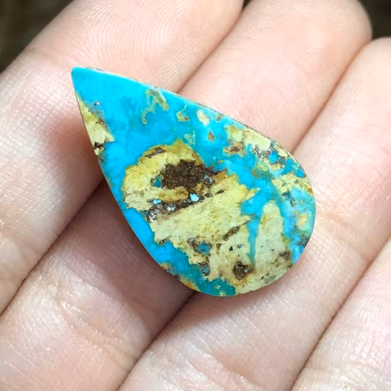 نگین فیروزه نیشابوری کاملا طبیعی تراش اشکی شکل بسیار زیبا و فاخر کد 202