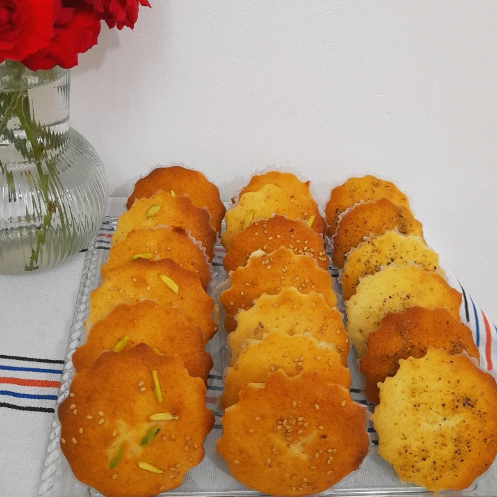 کیک یزدی با روکش پسته وکنجد