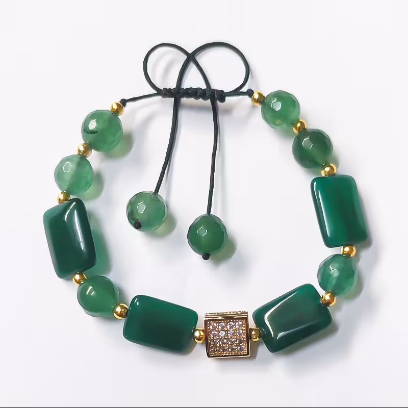 دستبند آمازون از ترکیبی از سنگ های طبیعی همچون عقیق سبز هندی  عقیق یمنی و پلاک م