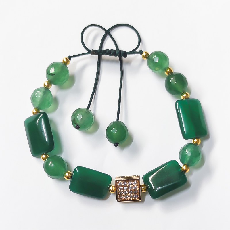 دستبند آمازون از ترکیبی از سنگ های طبیعی همچون عقیق سبز هندی  عقیق یمنی و پلاک م