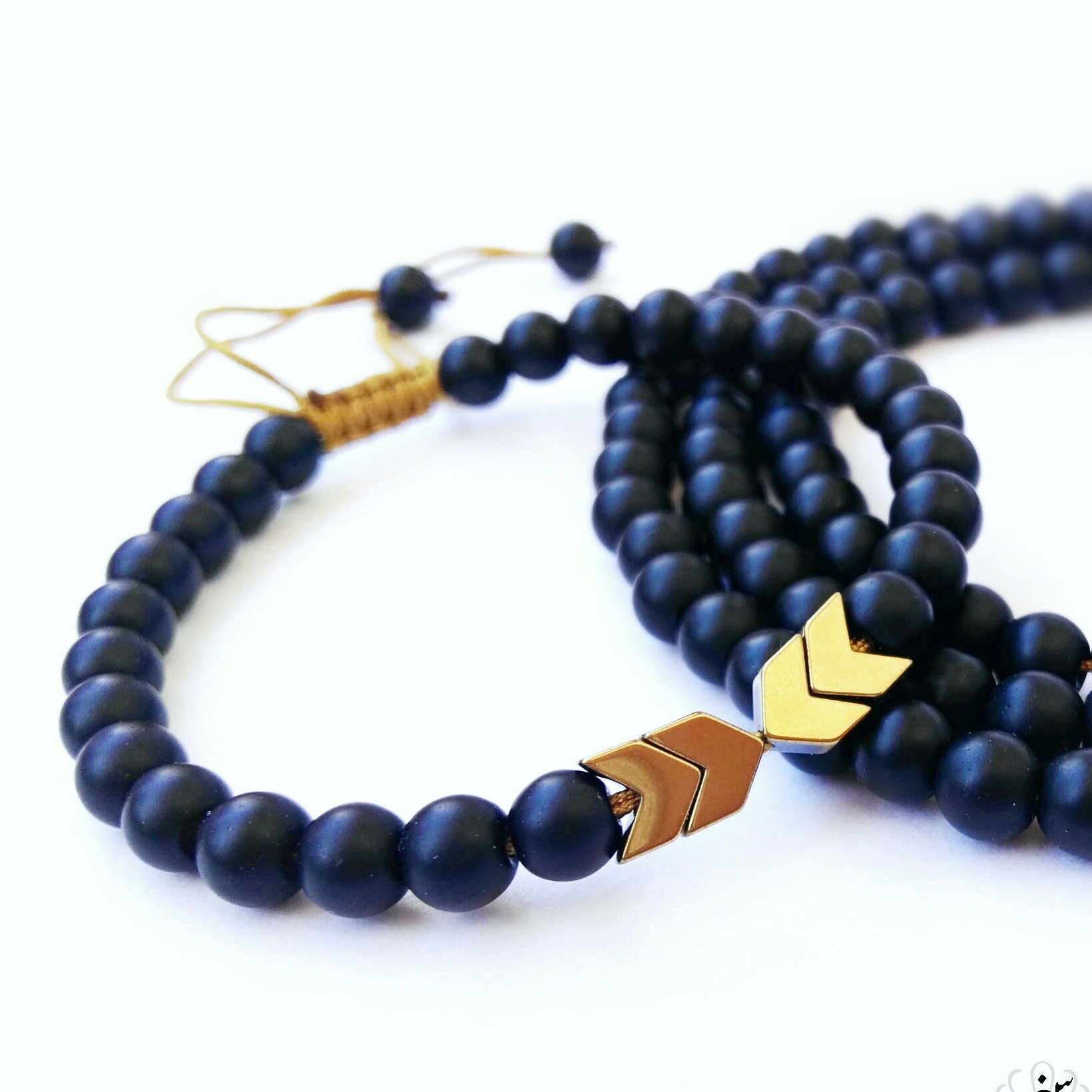 دستبند از سنگ اونیکس مات و حدید طلایی