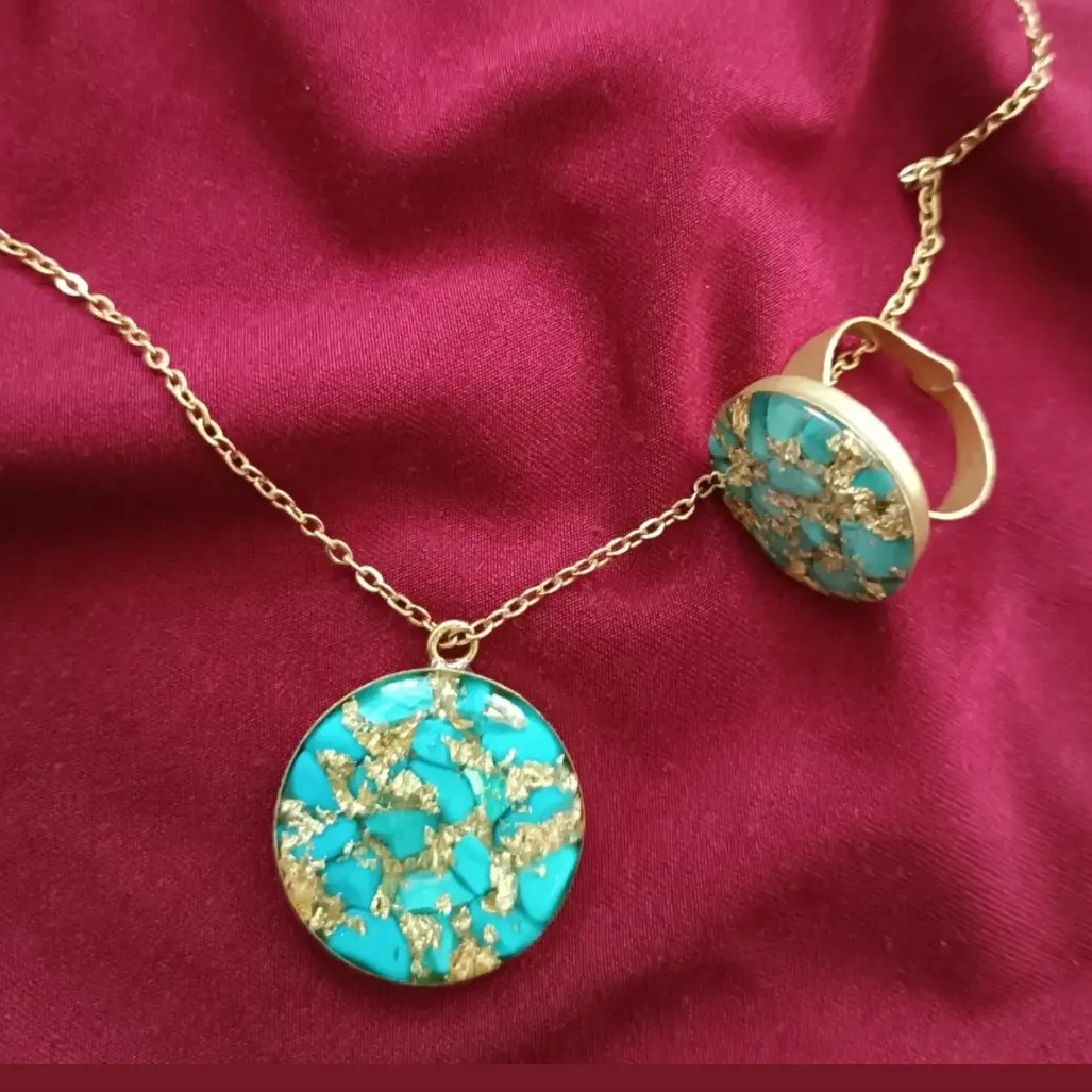 نیم ست سنگ  فیروز  ه ای و ورق طلا  قابل اجرا در سایز های مختلف 