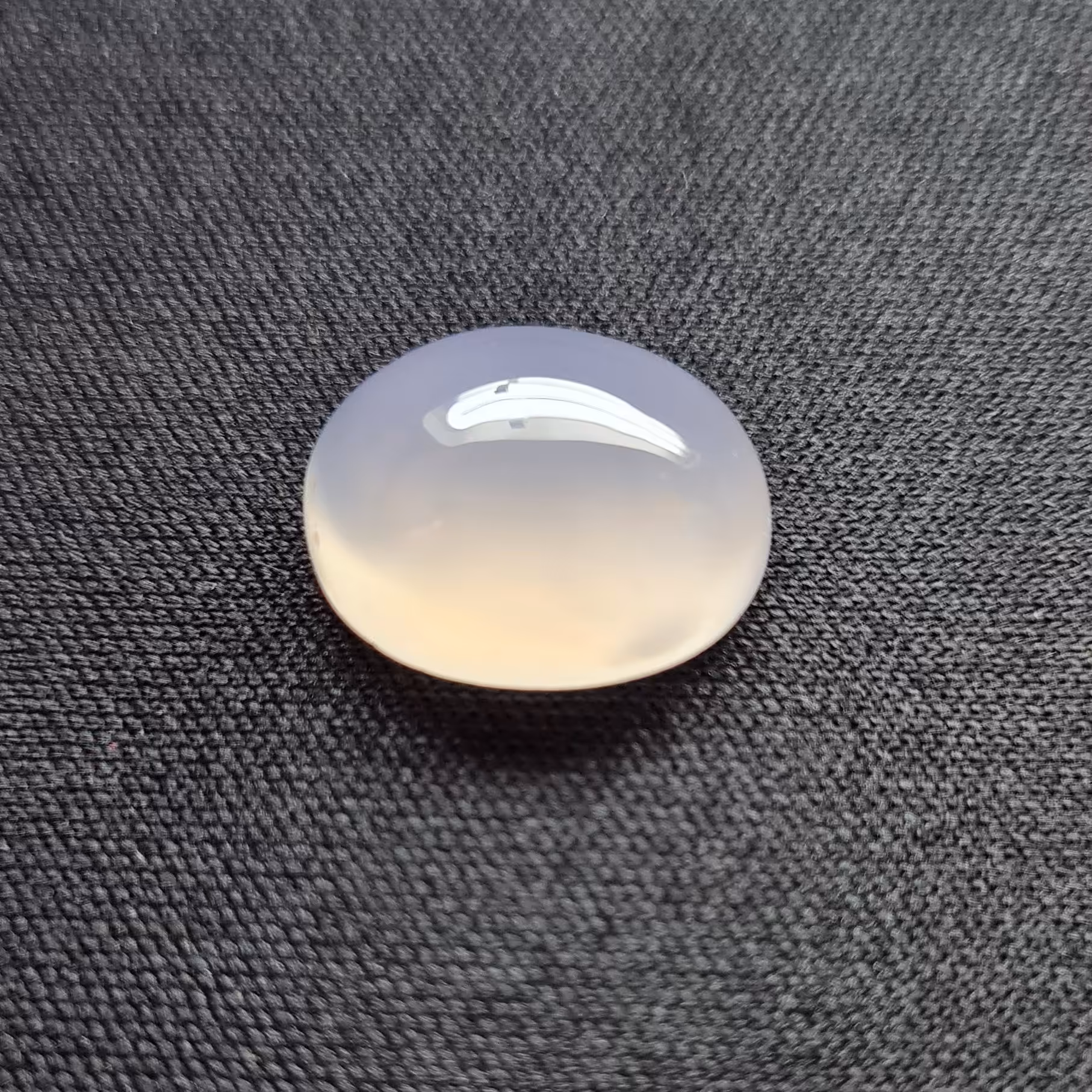 نگین عقیق سوسنی کم رنگ (مشخصات: طول: 1.6 سانتی متر. عرض: 1.3 سانتی متر. ارتفاع: 0.7 سانتی متر.)