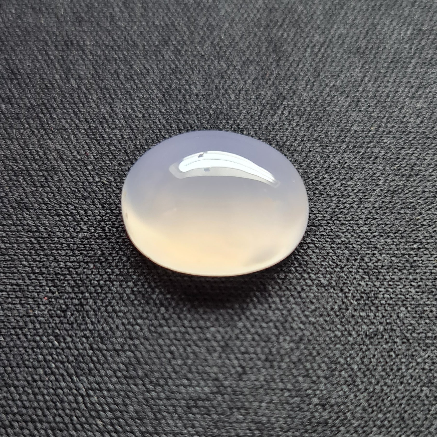 نگین عقیق سوسنی کم رنگ (مشخصات: طول: 1.6 سانتی متر. عرض: 1.3 سانتی متر. ارتفاع: 0.7 سانتی متر.)