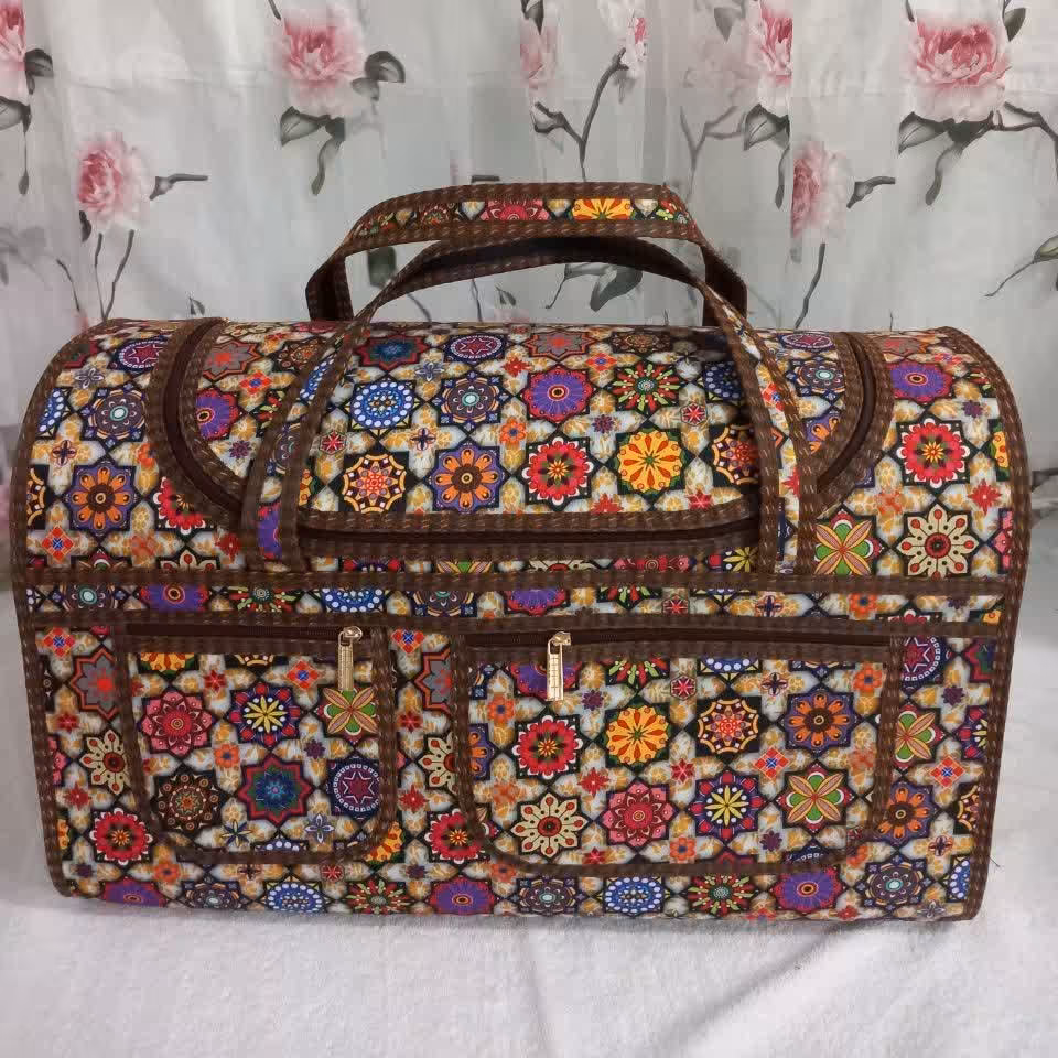 باکس مسافرتی دو زیب  دارای رنگ بندی نوار خاویار دوزی شده 