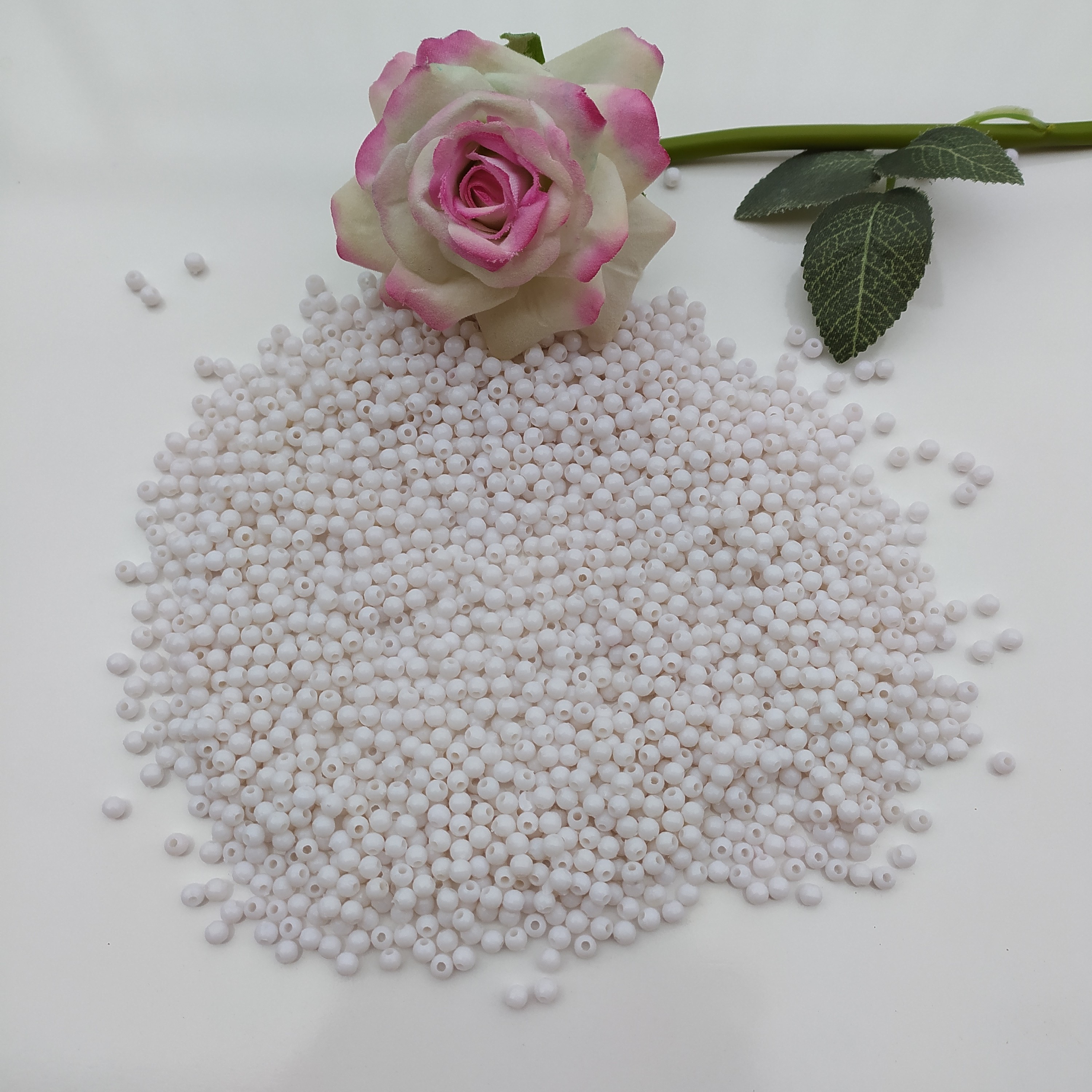 کریستال پلاستیکی خارجی مدل گرد یا توپی سایز 4(پک 50 گرمی) 2000 عددی سفید مات