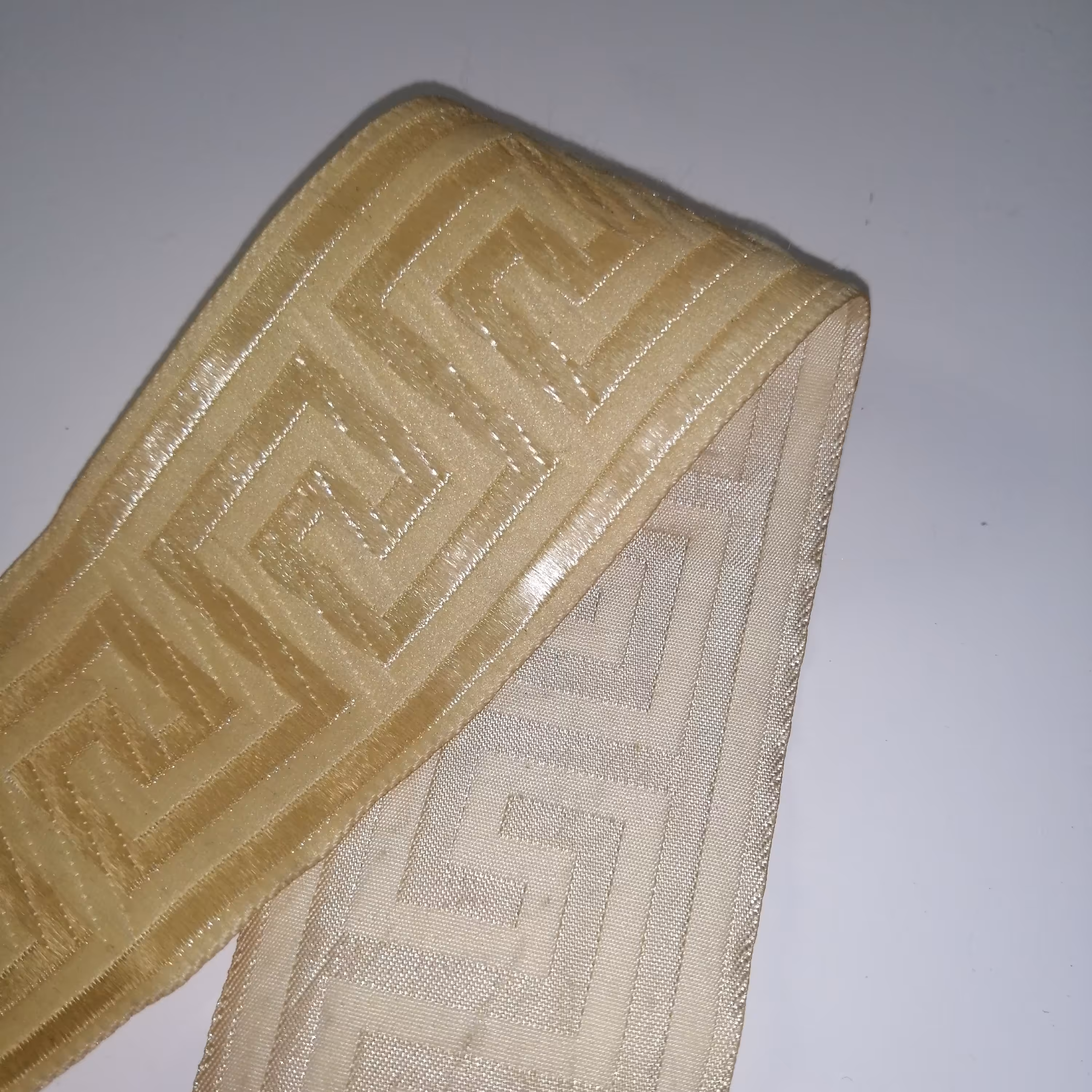 یراق تزئینی لباس مخمل  کرمی عرض پنج  و طول یک متر 