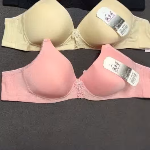 سوتین اسفنجی بدون فنر کمر کشی رکاب عالی تن خور شیک  یک عدد سایز  90  خارجی رنگ  کرم