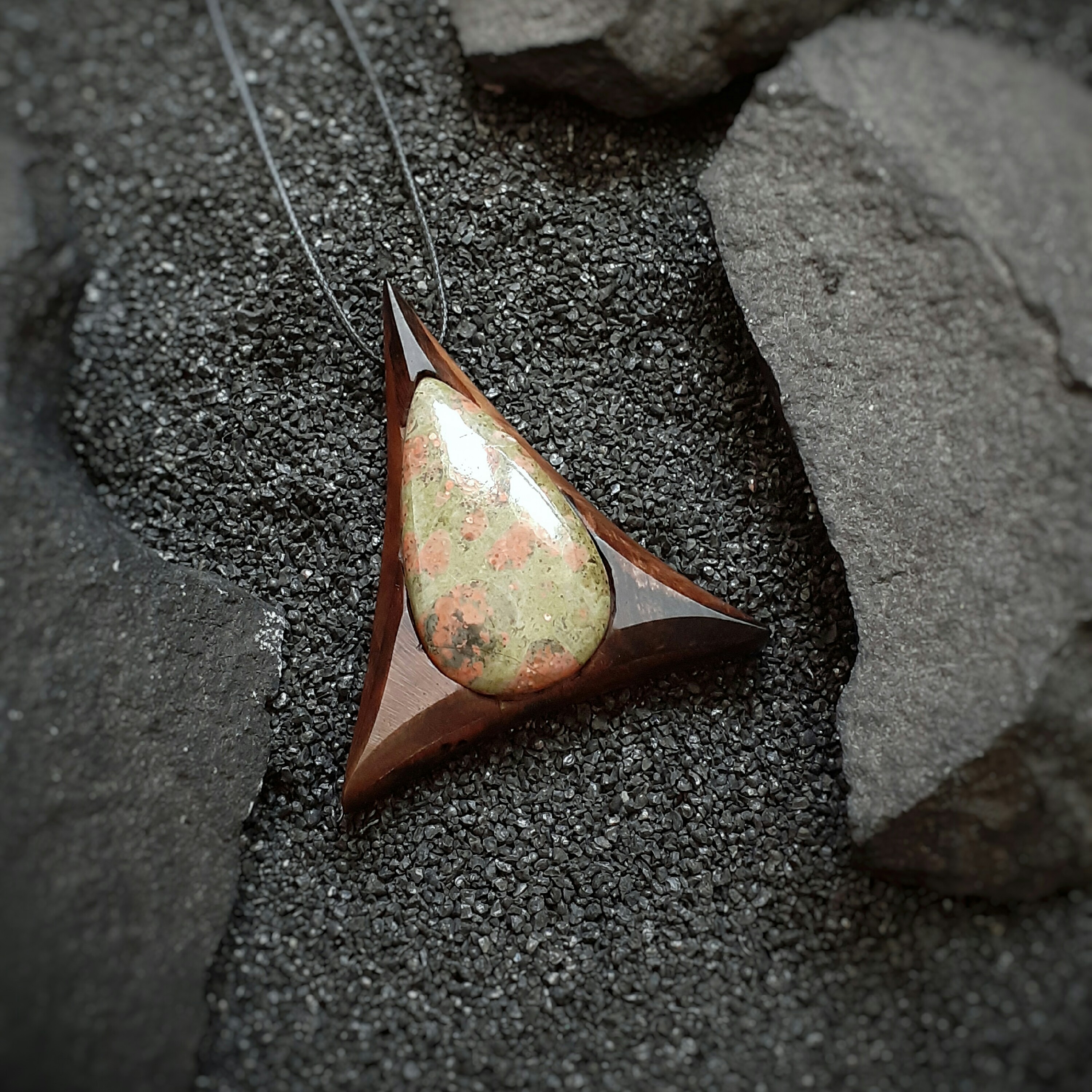 گردنبند دستساز چوب و سنگ اوناکیت آمریکا