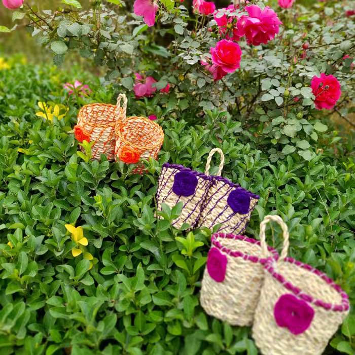 جای قاشق وچنگال حصیری بافت شده از گیاه🤩دارای ابعاد 11*11🤩ارتفاع12🤩وزن300گرم 