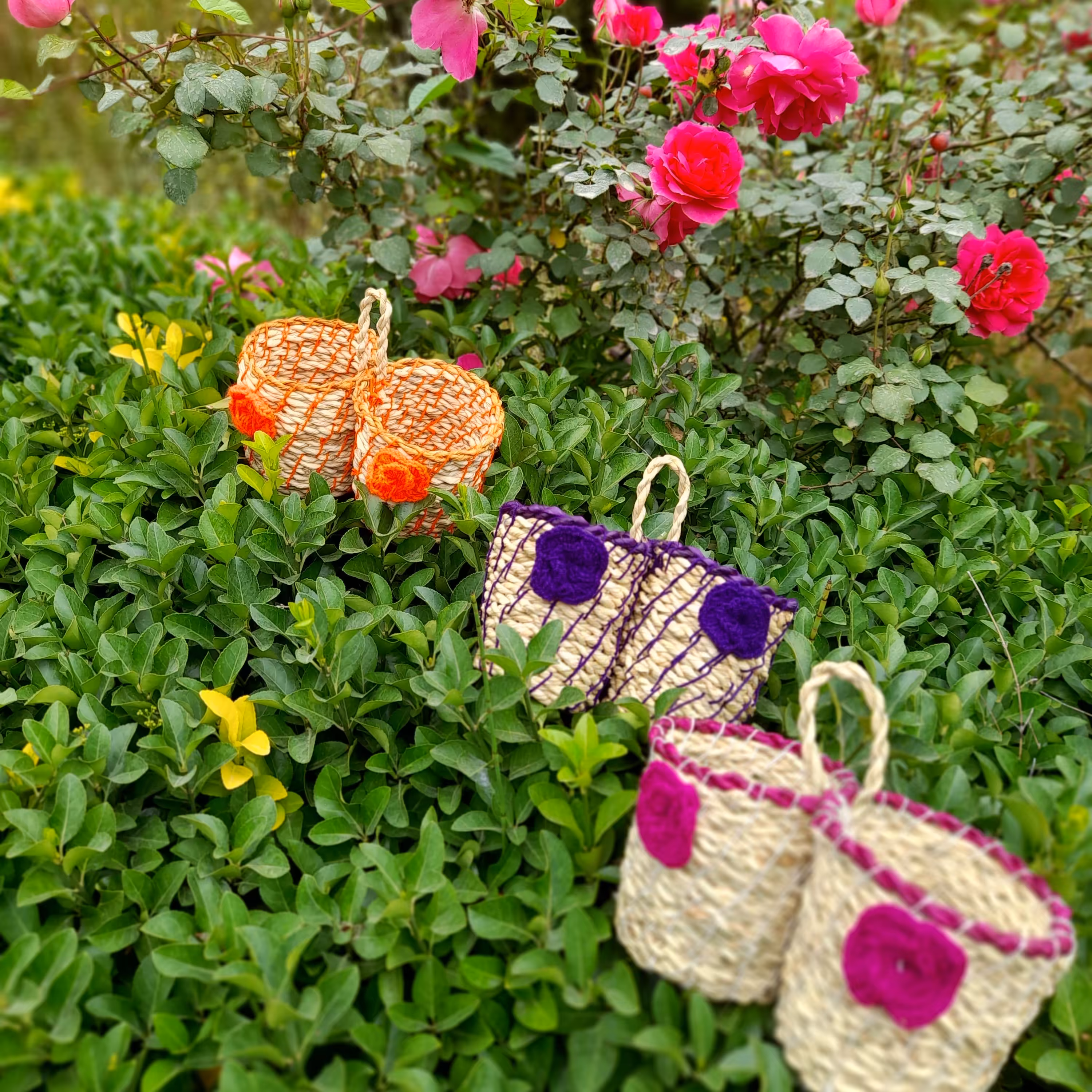 جای قاشق وچنگال حصیری بافت شده از گیاه🤩دارای ابعاد 11*11🤩ارتفاع12🤩وزن300گرم 