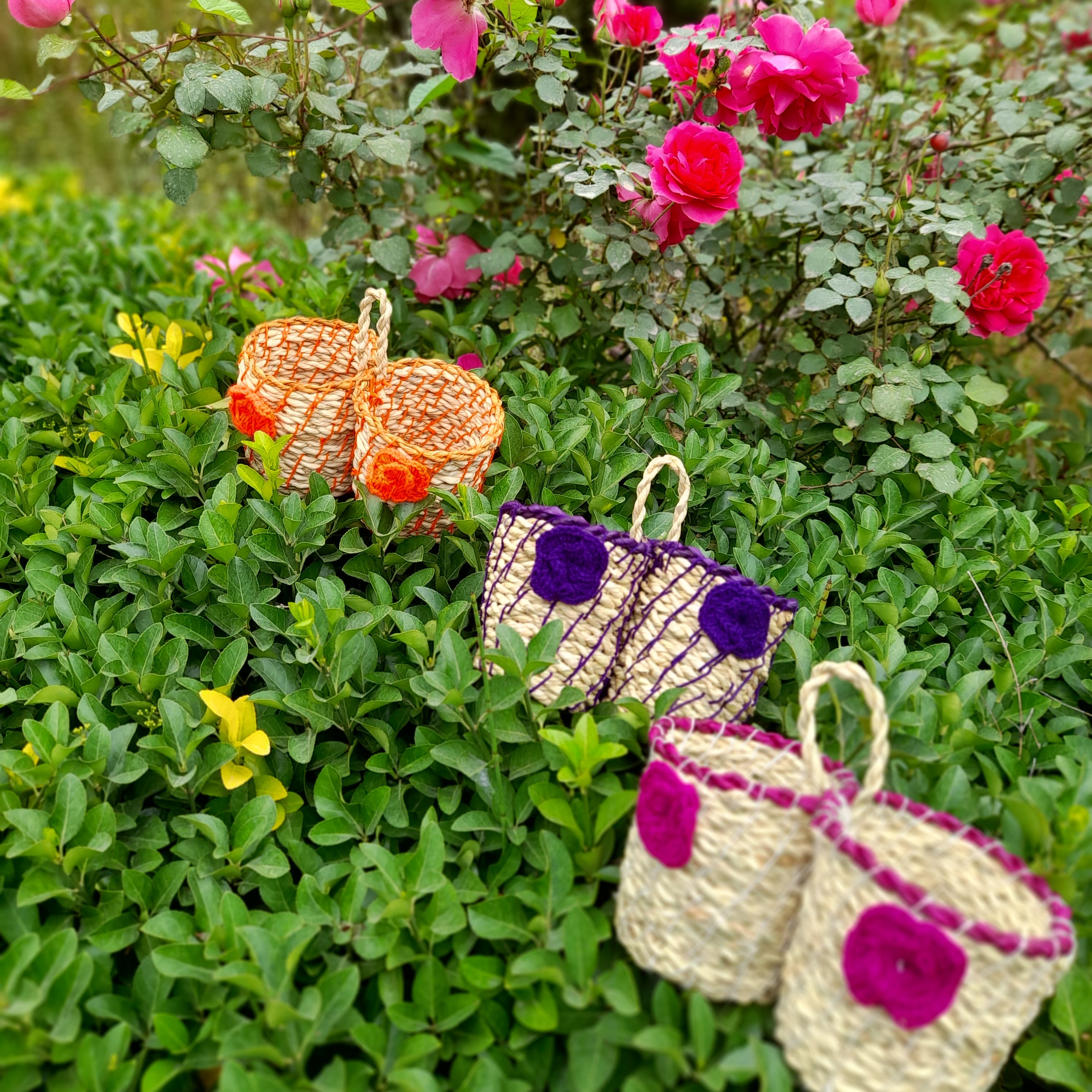 جای قاشق وچنگال حصیری بافت شده از گیاه🤩دارای ابعاد 11*11🤩ارتفاع12🤩وزن300گرم
