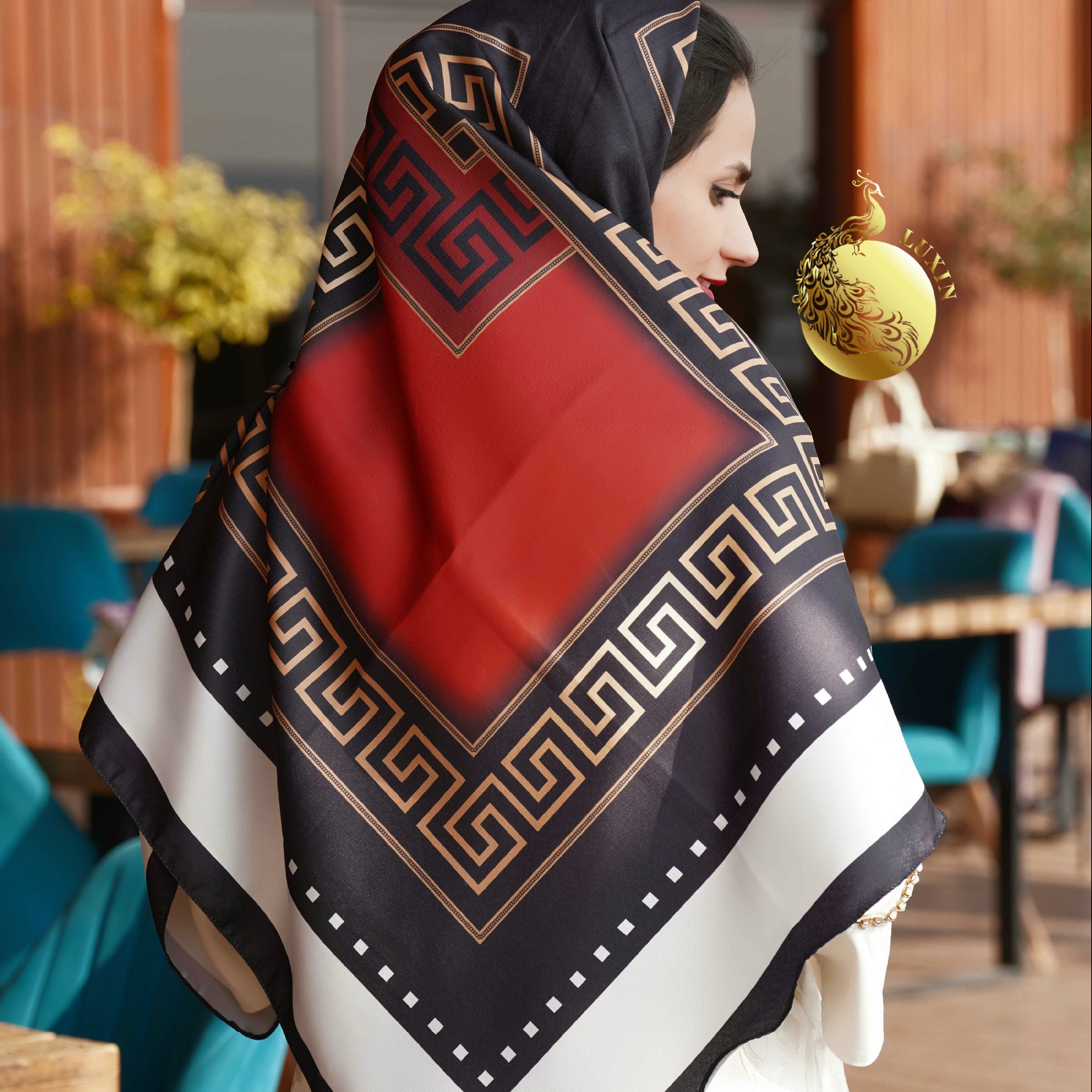 روسری مشکی قرمز