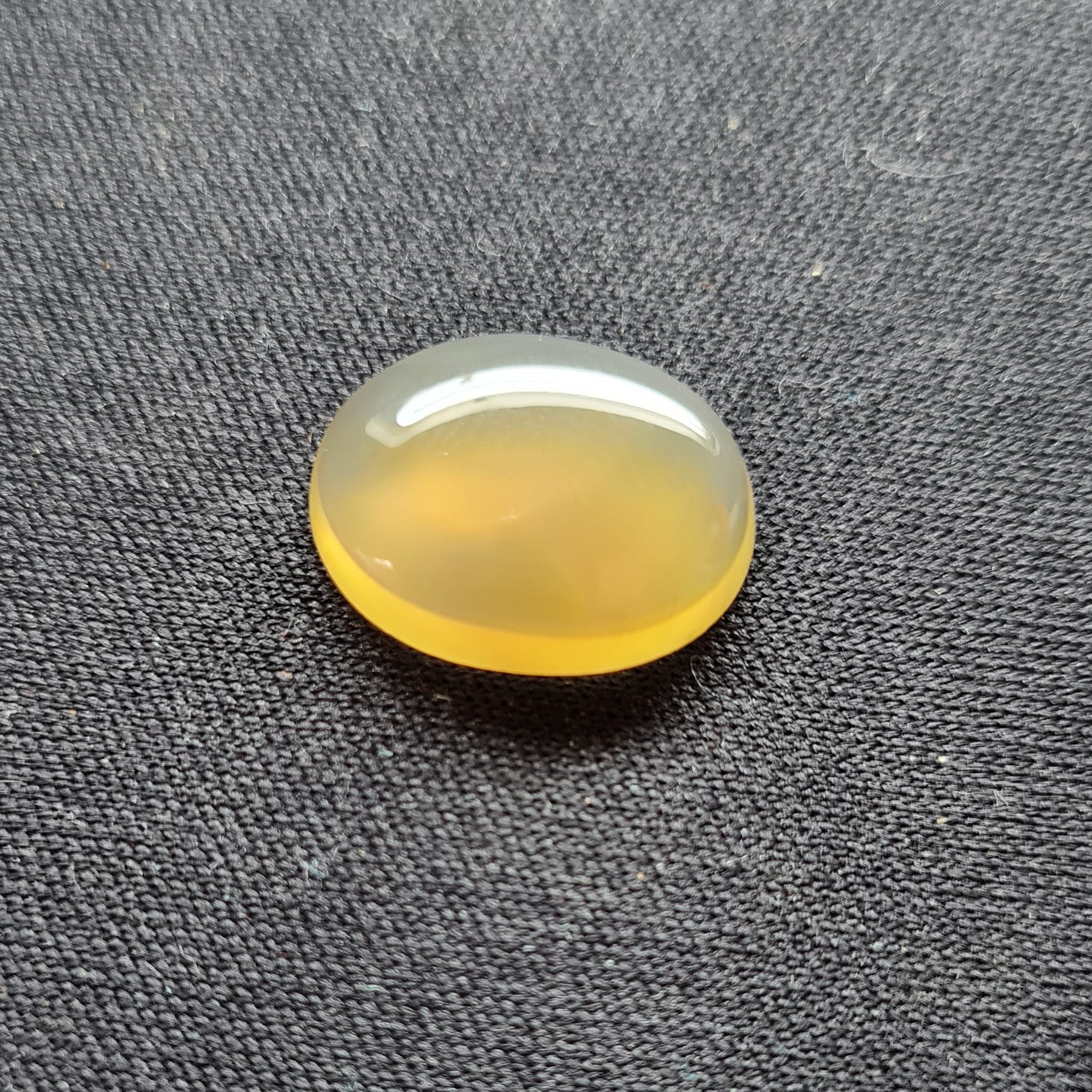 نگین عقیق زرد (مشخصات: طول: 1.6 سانتی متر. عرض: 1.3 سانتی متر. ارتفاع: 0.45 سانتی متر.)