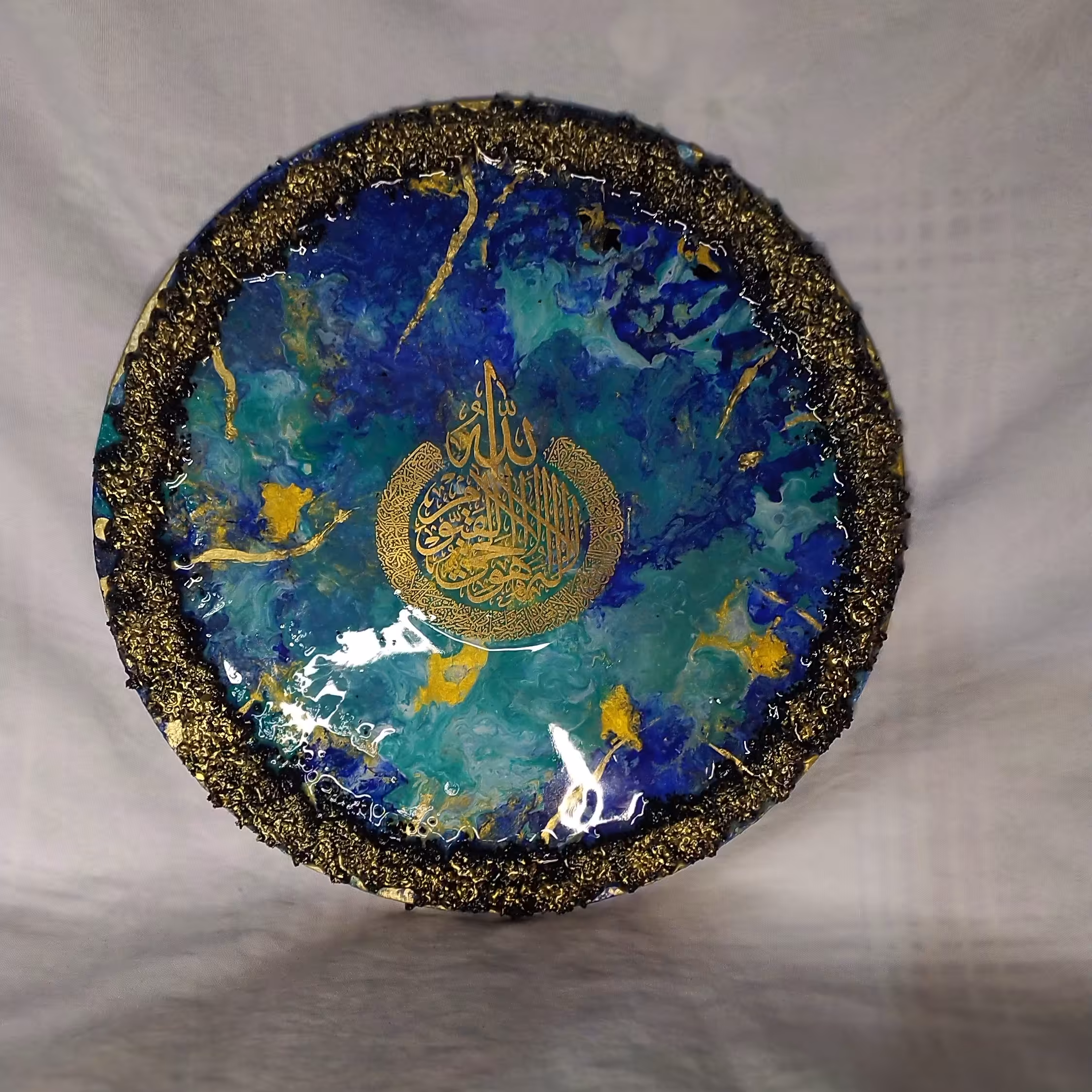 تابلو ون یکاد دور مشکی طلایی از جنس ام دی اف 25 و سانتیمتر و قطر 3میل کار شده با رنگ اکرولیک و رزین 