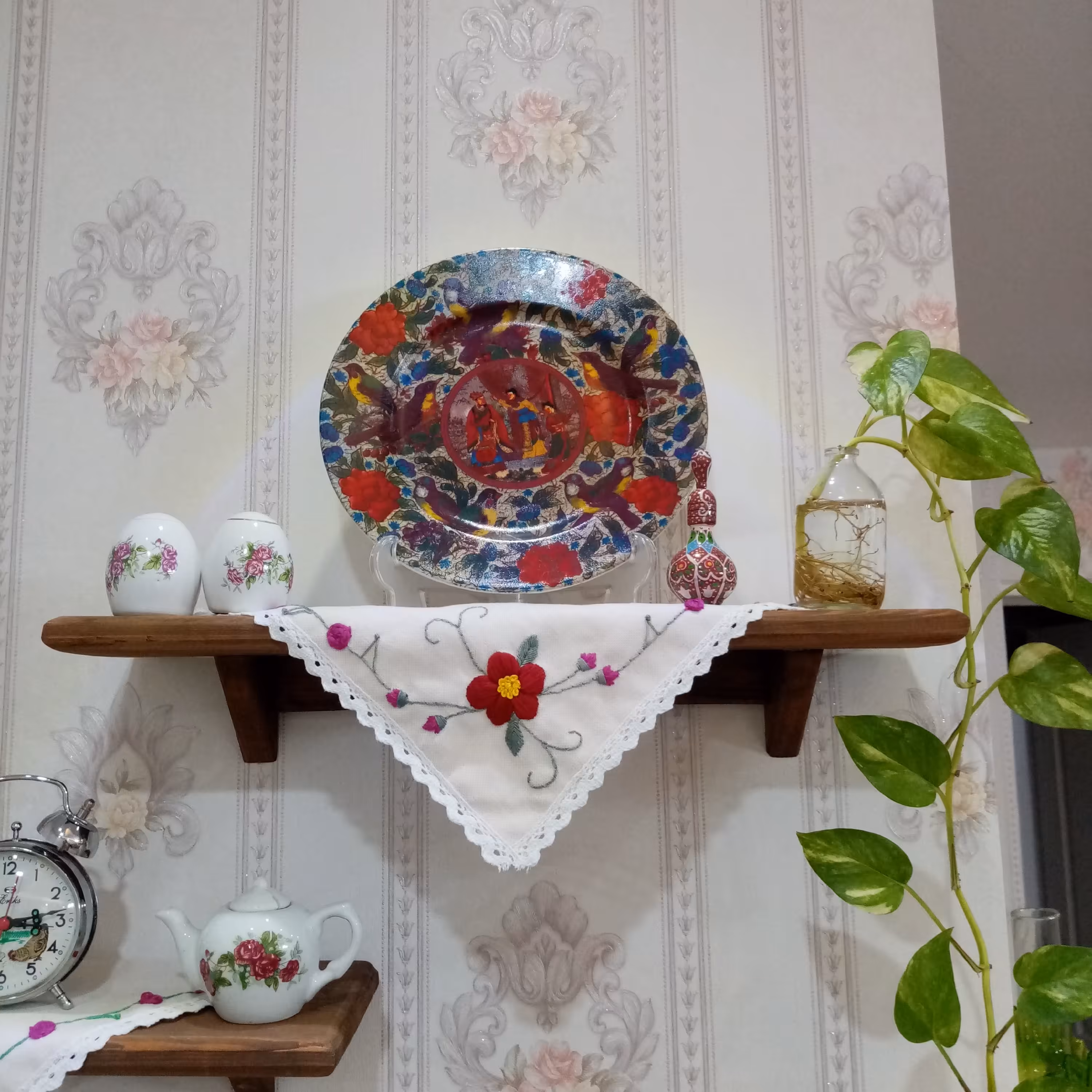 رویی شلف دیواری گلدوزی شده گلهای بهاری
