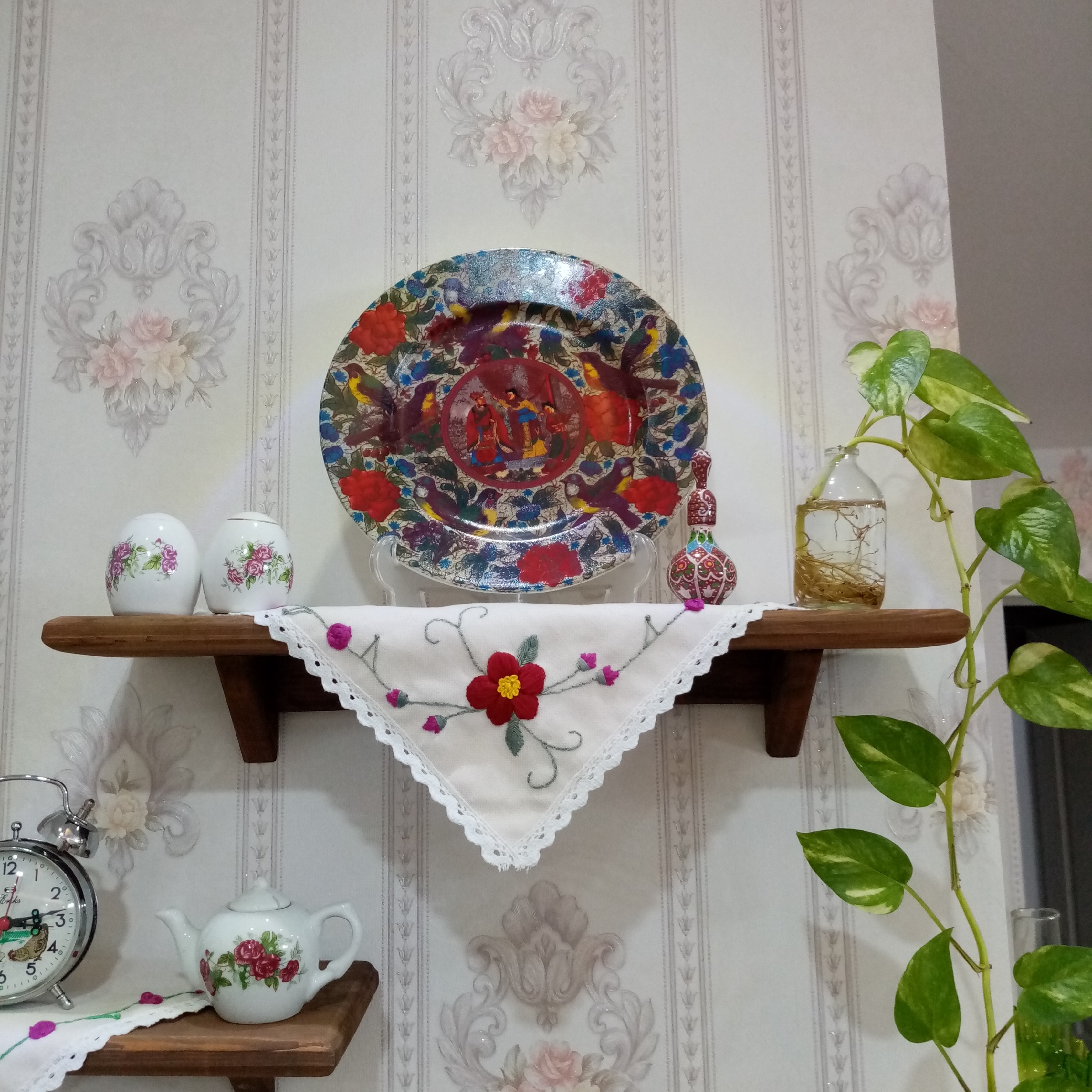 رویی شلف دیواری گلدوزی شده گلهای بهاری