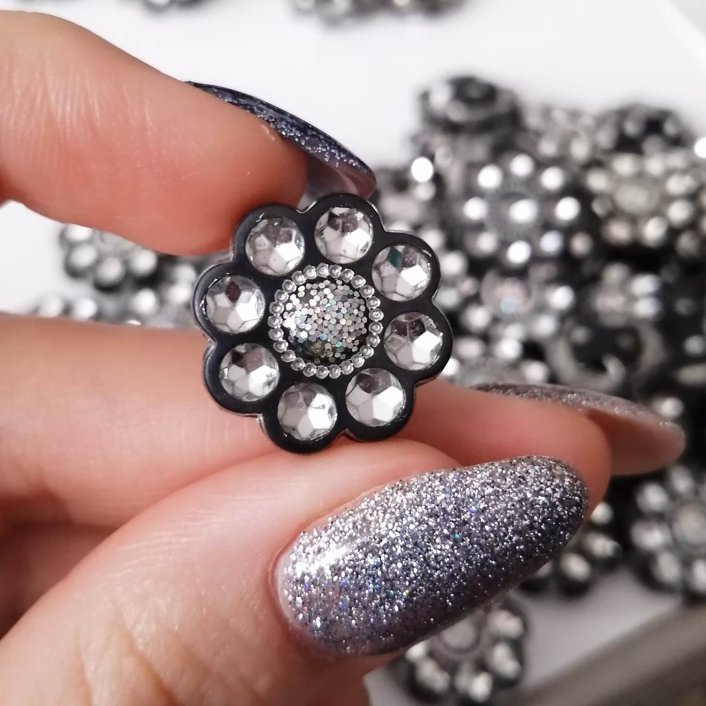 دکمه لباس طرح گل نگینی مشکی در 3 سایز در بسته 10  عددی 