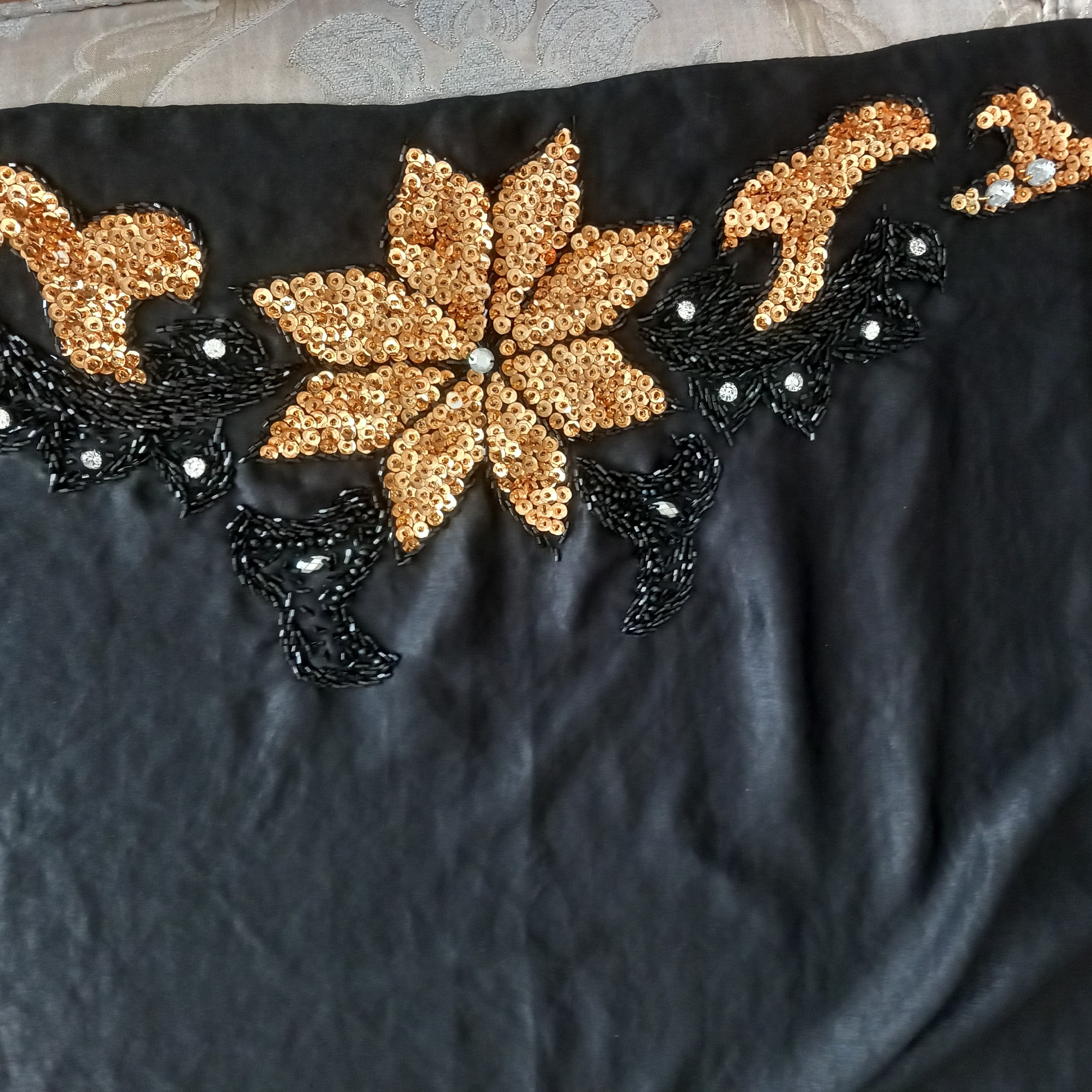 شال و روسری کوپرا مشکی با بهترین متریال فوق العاده زیبا دست دوز  انتخاب رنگ متریال بعهده مشتری میباشد