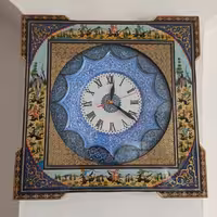 ساعت خاتمکاری چهارگوش طرح اسب و شکار با بشقاب میناکاری برجسته