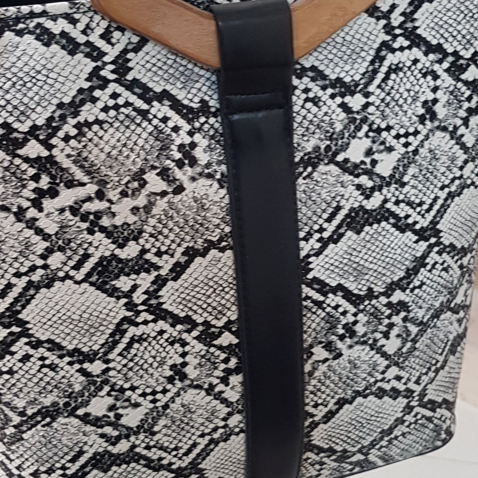 کیف زنانه پوست ماری دسته چوبی